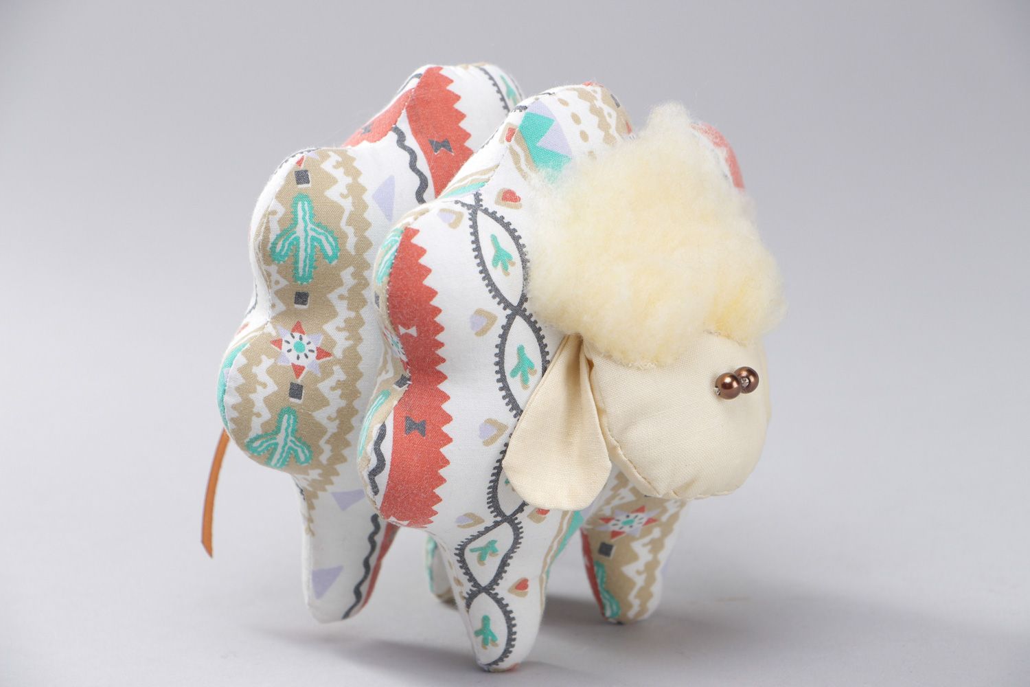 Handgemachtes weiches kleines Spielzeug aus Textil Schaf für Kinder und Interieur foto 1