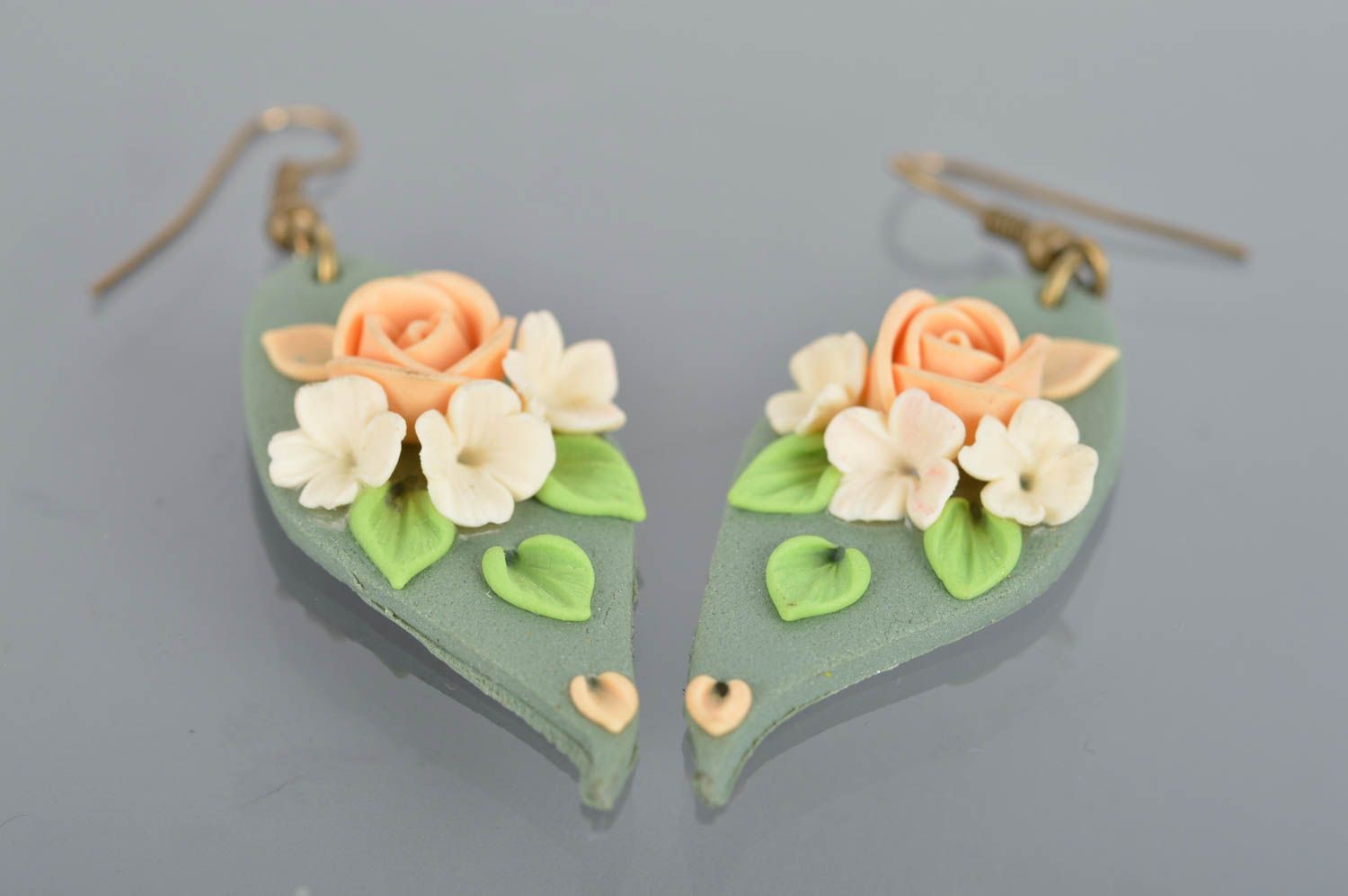 Bunte handgemachte Ohrringe aus Polymerton mit Anhängern in Form von Blumen foto 2