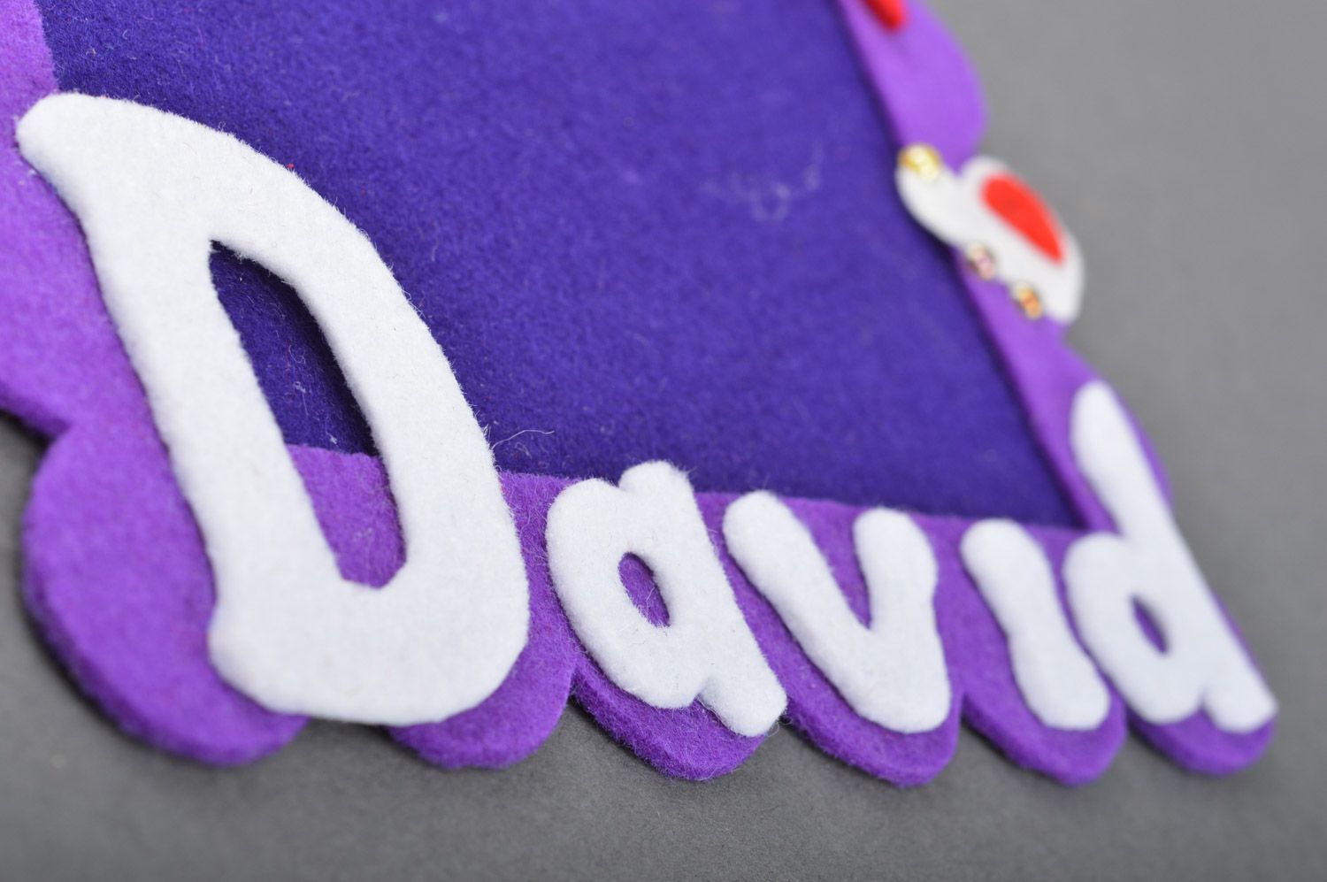 Marco de fotos artesanal de fieltro con nombre de niño para pared violeta foto 4