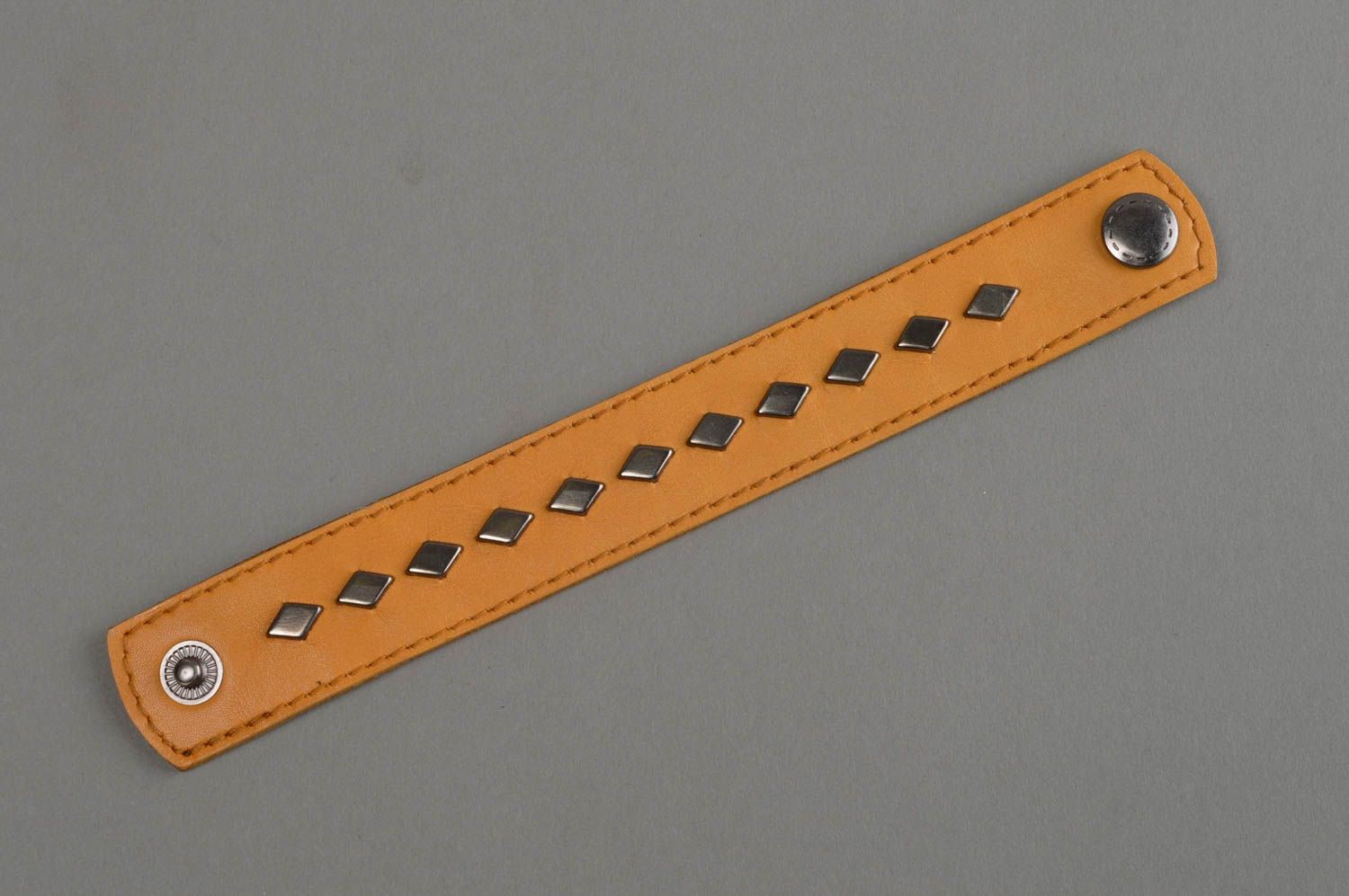 Bracelet en cuir naturel marron clair fait main large avec éléments métalliques photo 3
