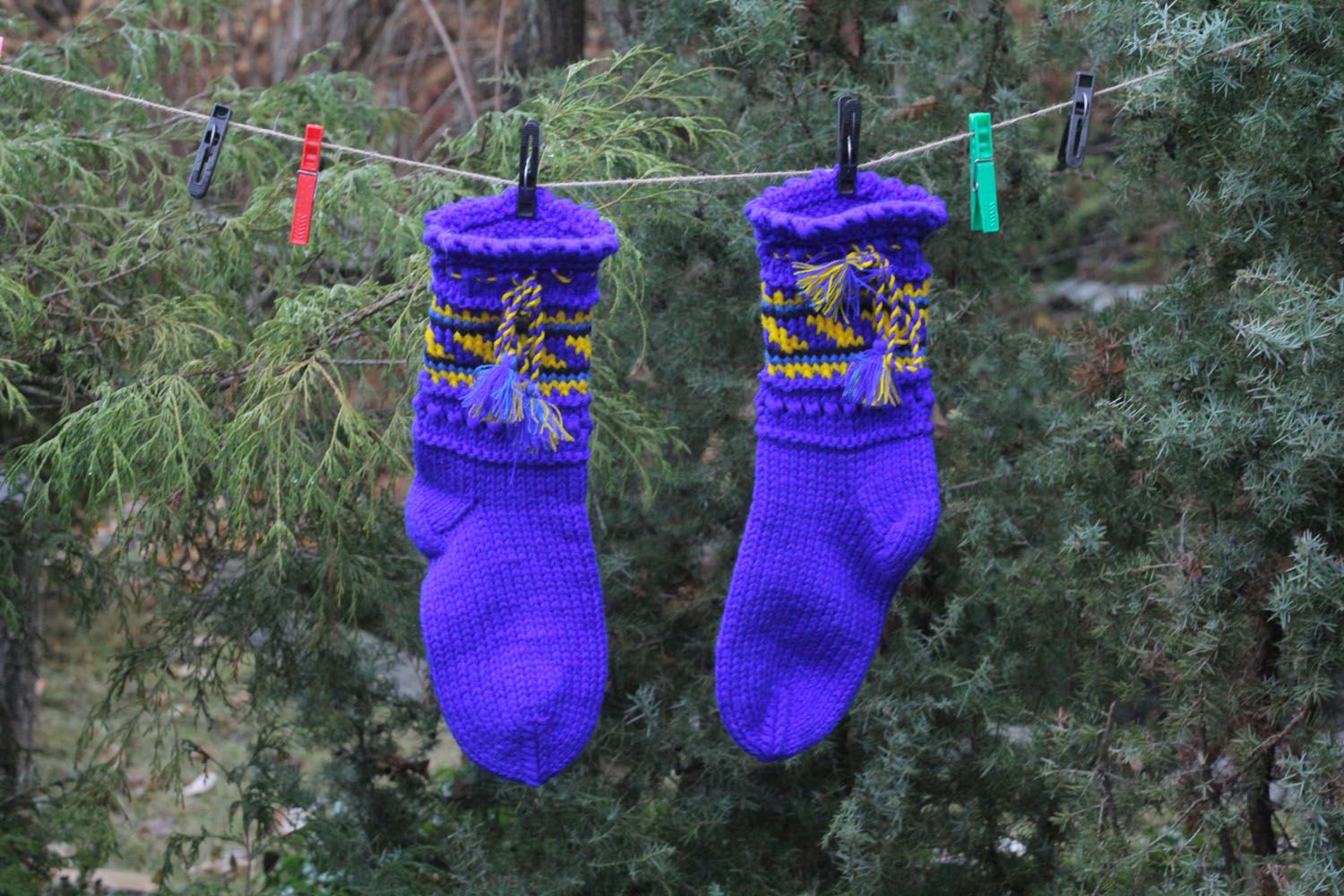 Chaussettes tricotées main bleues en laine naturelle photo 1