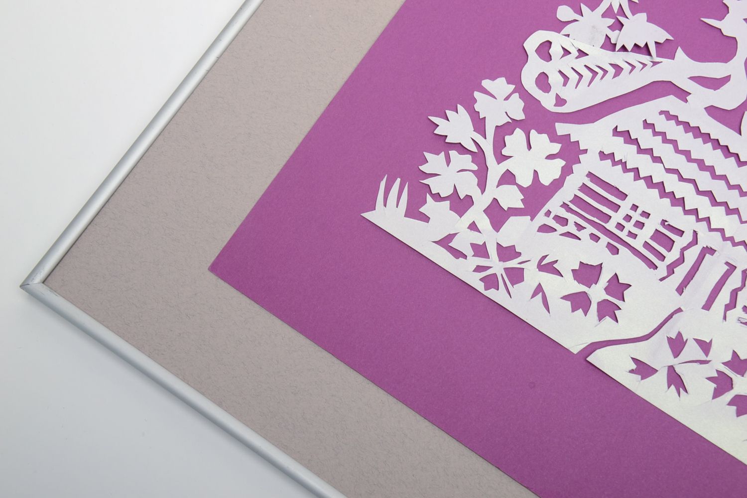 Décoration murale en papier découpé de couleur violette photo 3