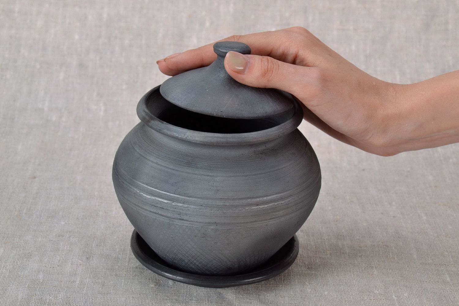 Pot en argile avec soucoupe et couvercle faits main photo 5