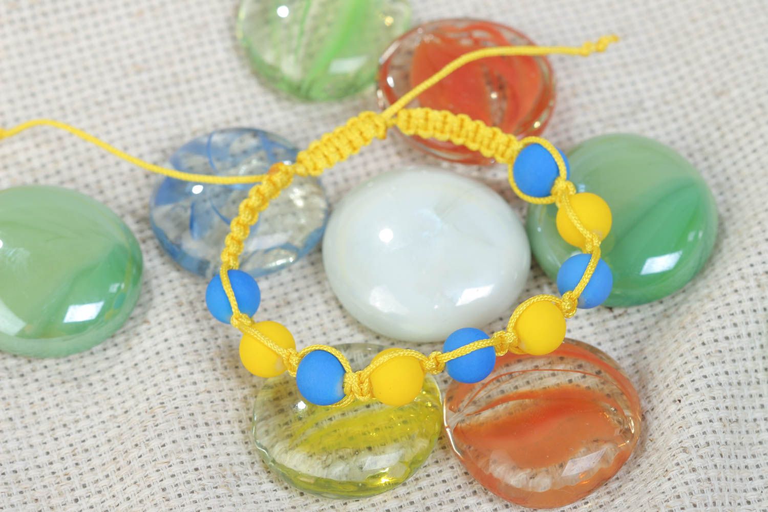 Плетеный браслет из ниток с пластиковыми бусинами ручной работы голубой с желтым фото 2