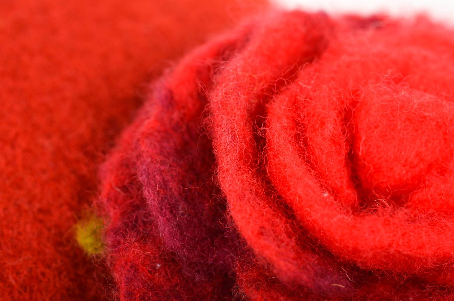 Broche fleur Bijou fait main en laine feutrée Rose rouge Cadeau femme original photo 4
