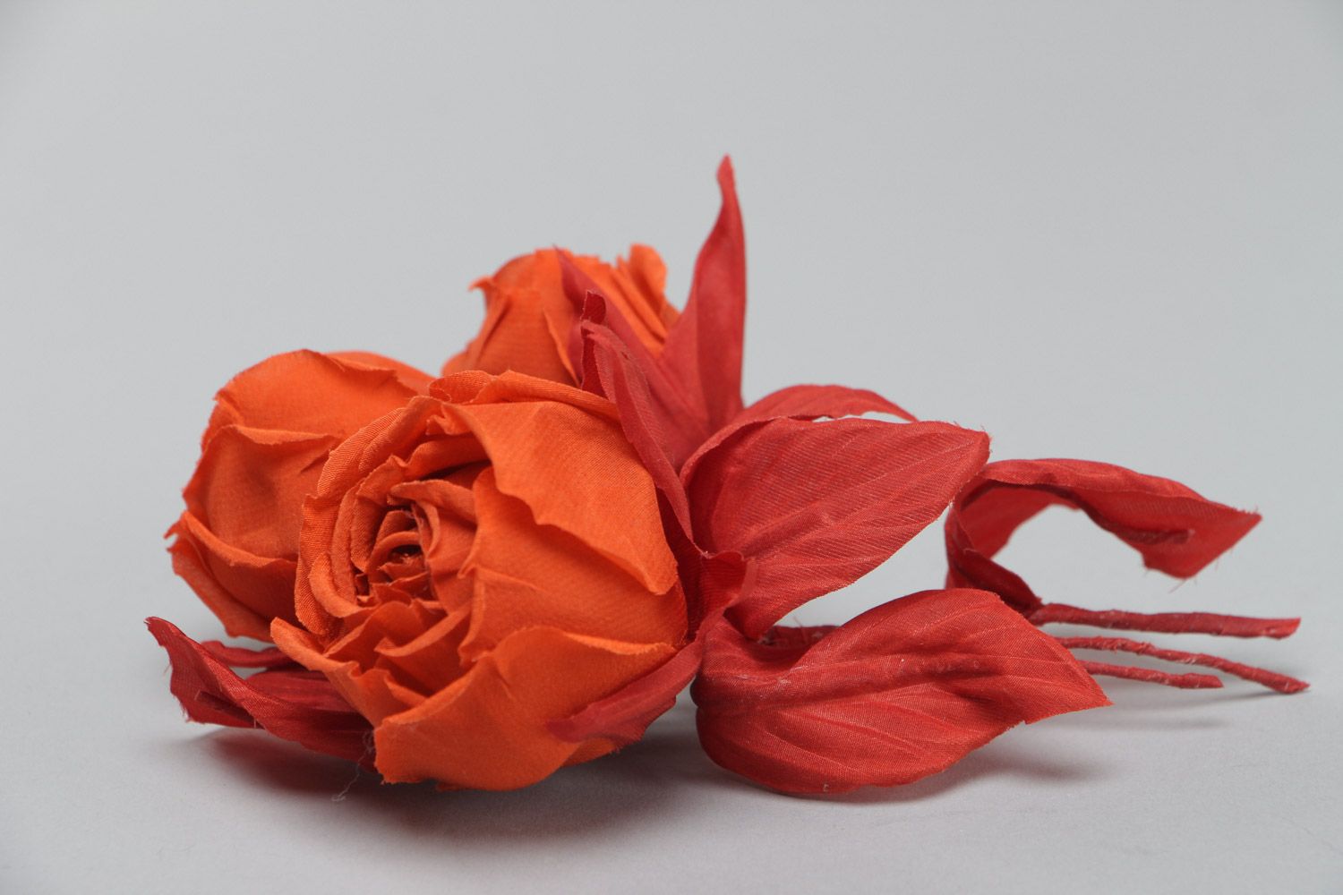 Broche fleurs en crêpe de Chine roses rouges faite main grande originale photo 3