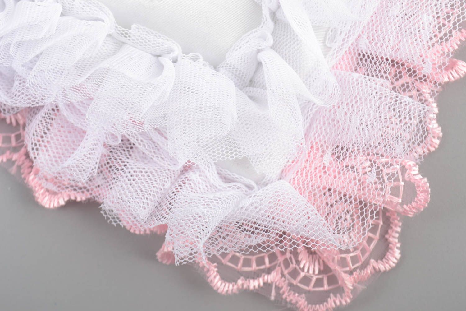 Свадебная подушечка для колец белая с розовым красивая пышная ручной работы фото 3