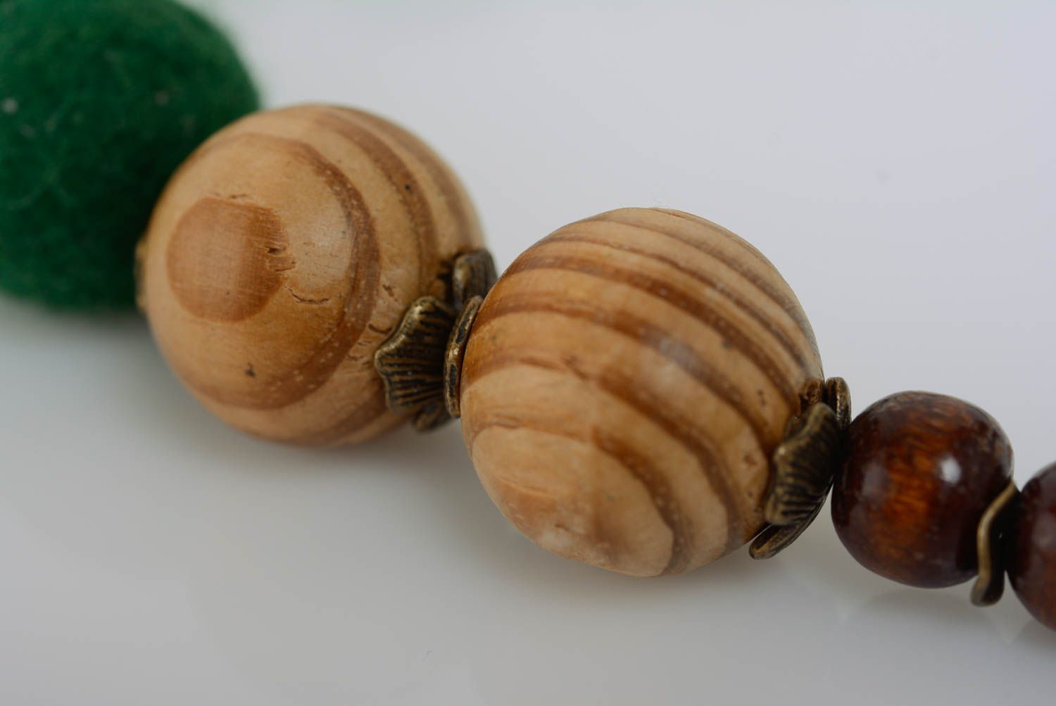 Collier en perles de laine et de bois fait main vert avec noeud sur chaîne photo 5