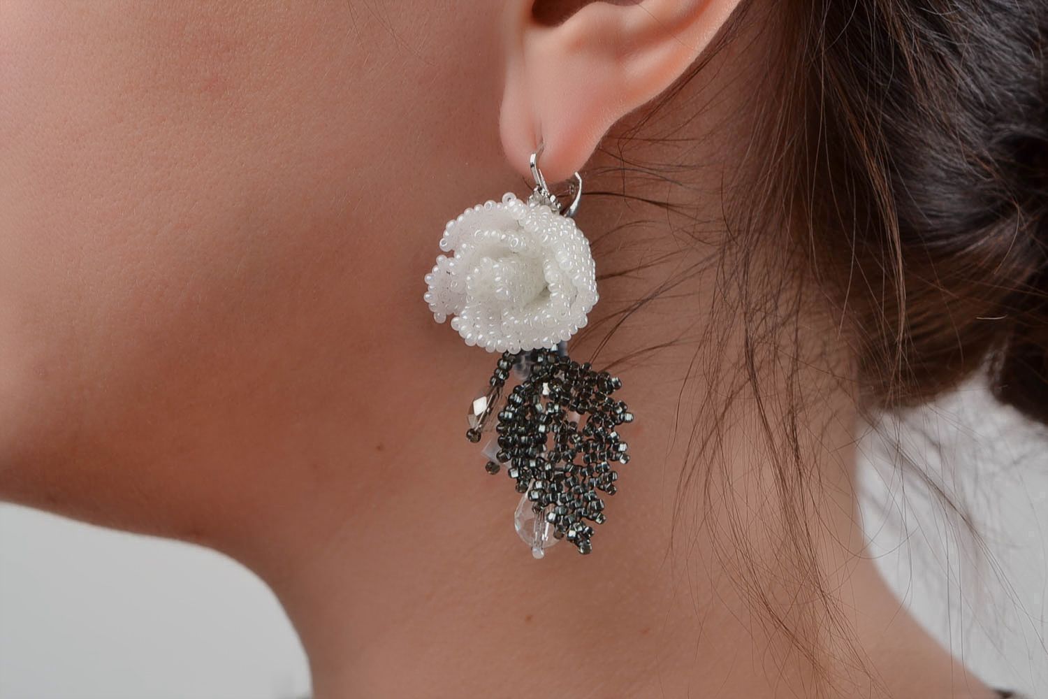 Boucles d'oreilles en perles de rocaille faites main avec roses blanches bijou photo 2