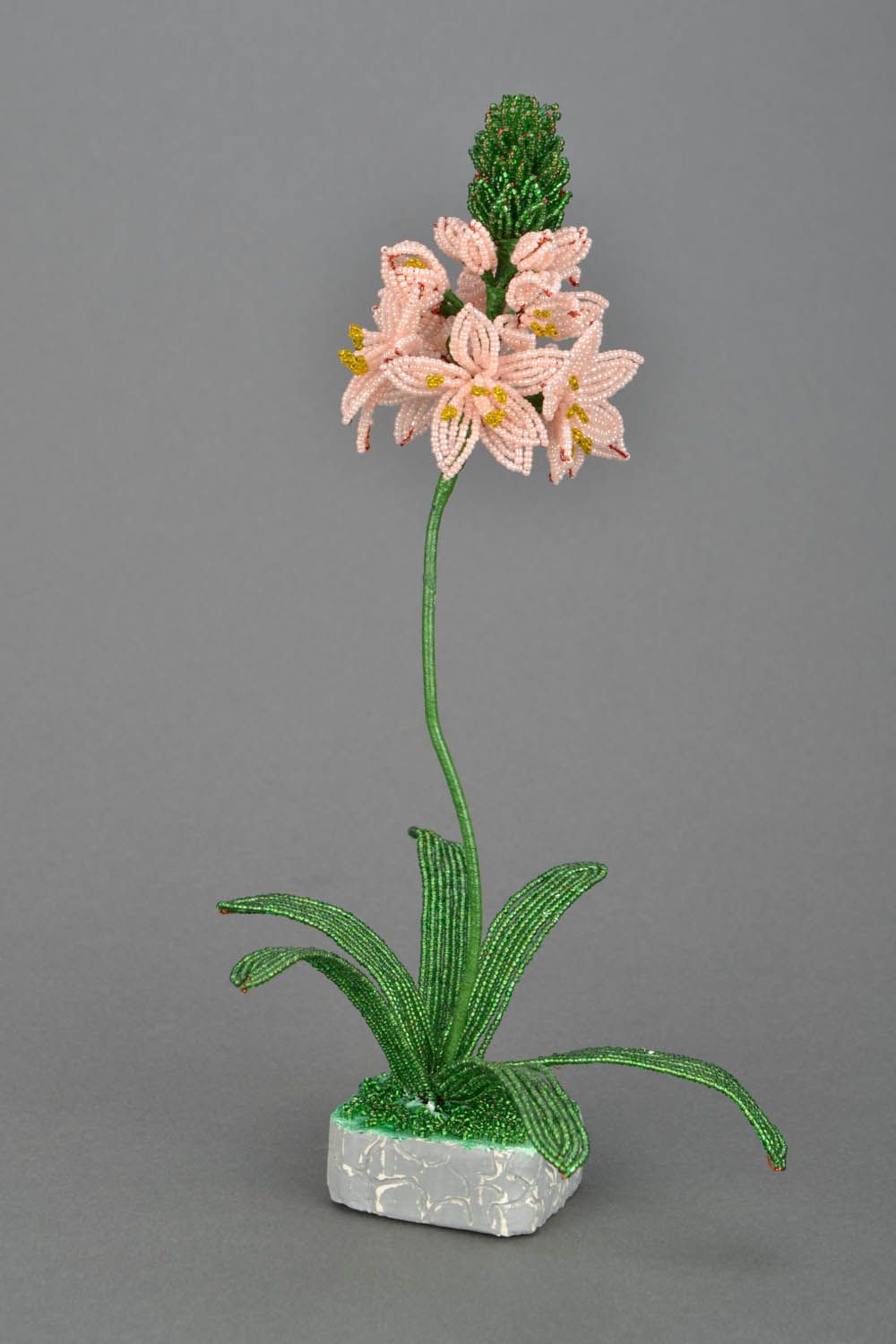 Декоративный цветок из бисера фото 3