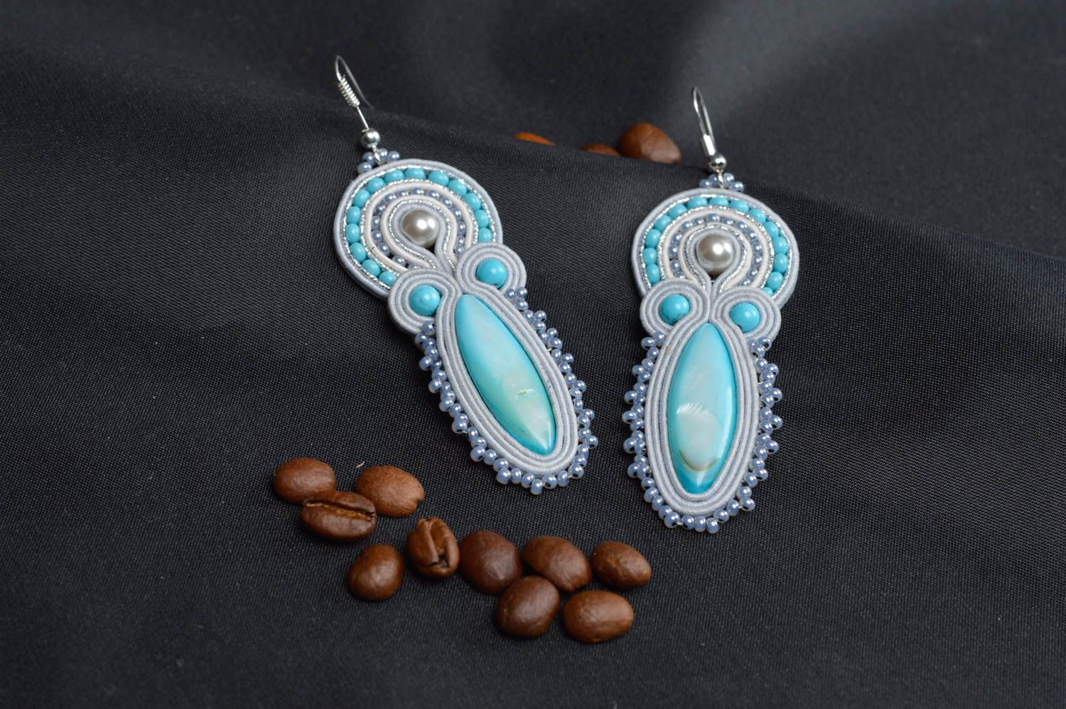 Lange blaue Soutache Ohrringe mit Perlmutter und Glasperlen Handarbeit foto 1