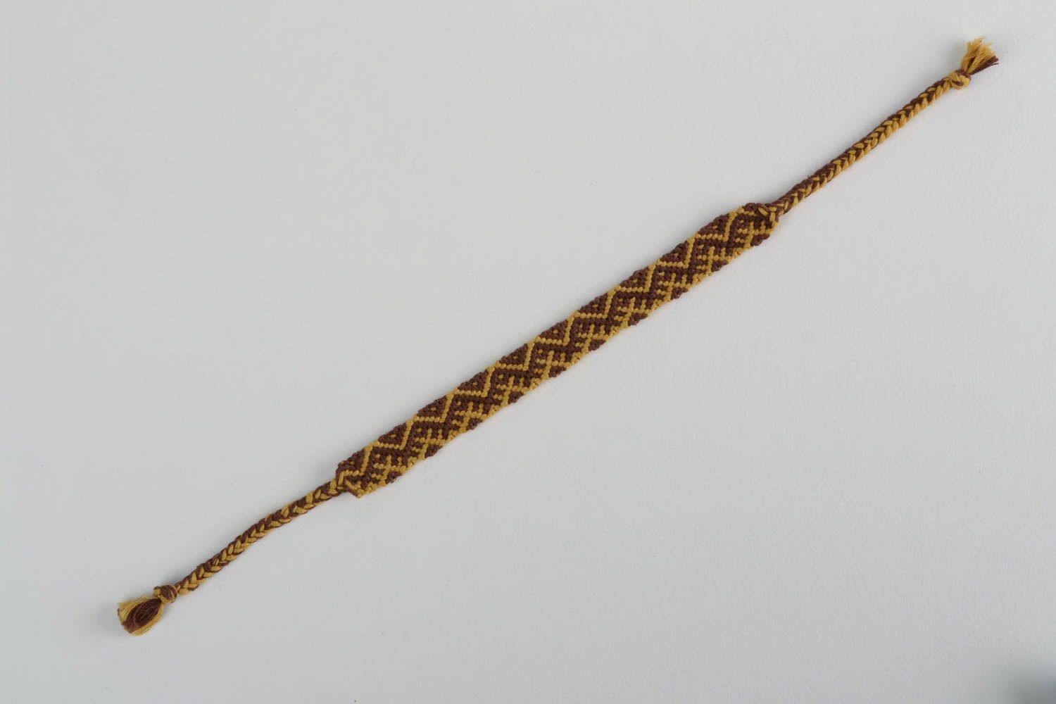 Коричневый с желтым браслет из ниток в технике макраме ручной работы на завязках фото 5