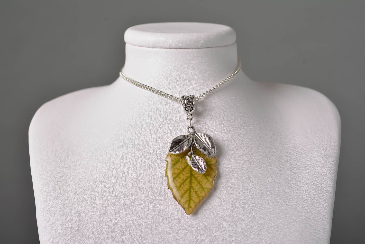 Handmade botanic pendant with flowers epoxy resin jewelry epoxy resin pendant photo 2