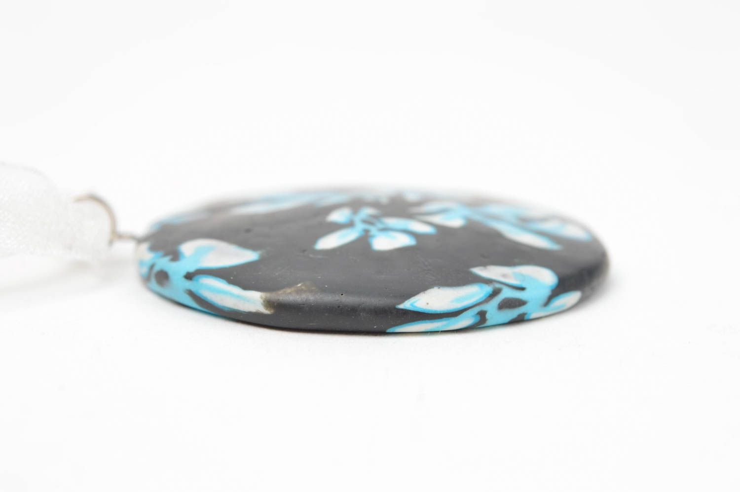 Pendentif rond en pâte polymère noir avec fleurs bleues fait main sur ruban photo 3