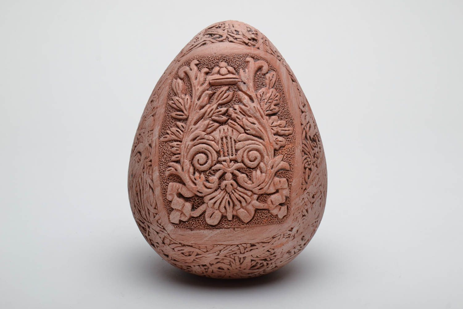 Пасхальное керамическое яйцо с лепниной  фото 2