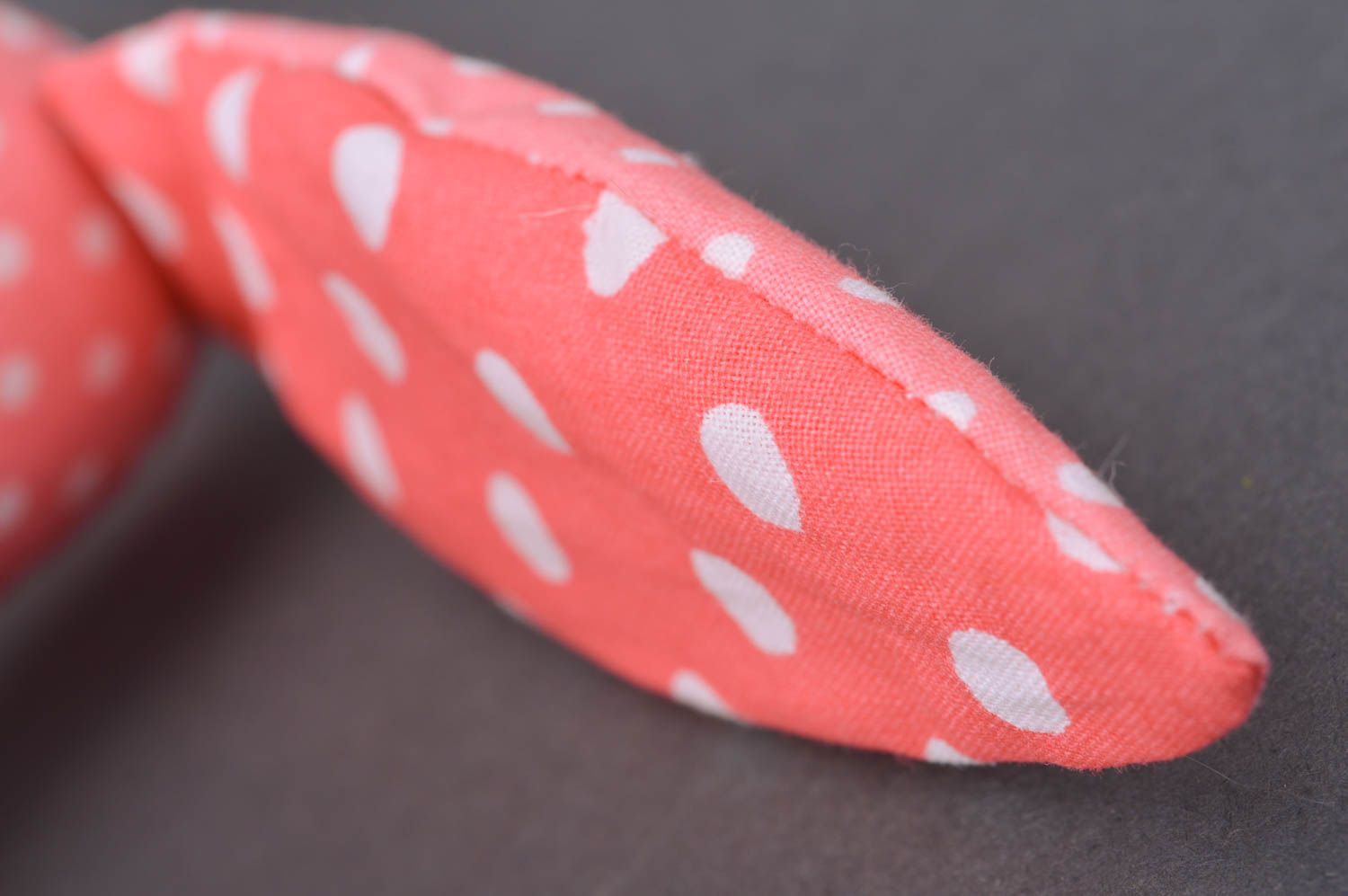 Розовая мягкая игрушка зайчик из хлопка в горошек ручной работы оригинальная  фото 4