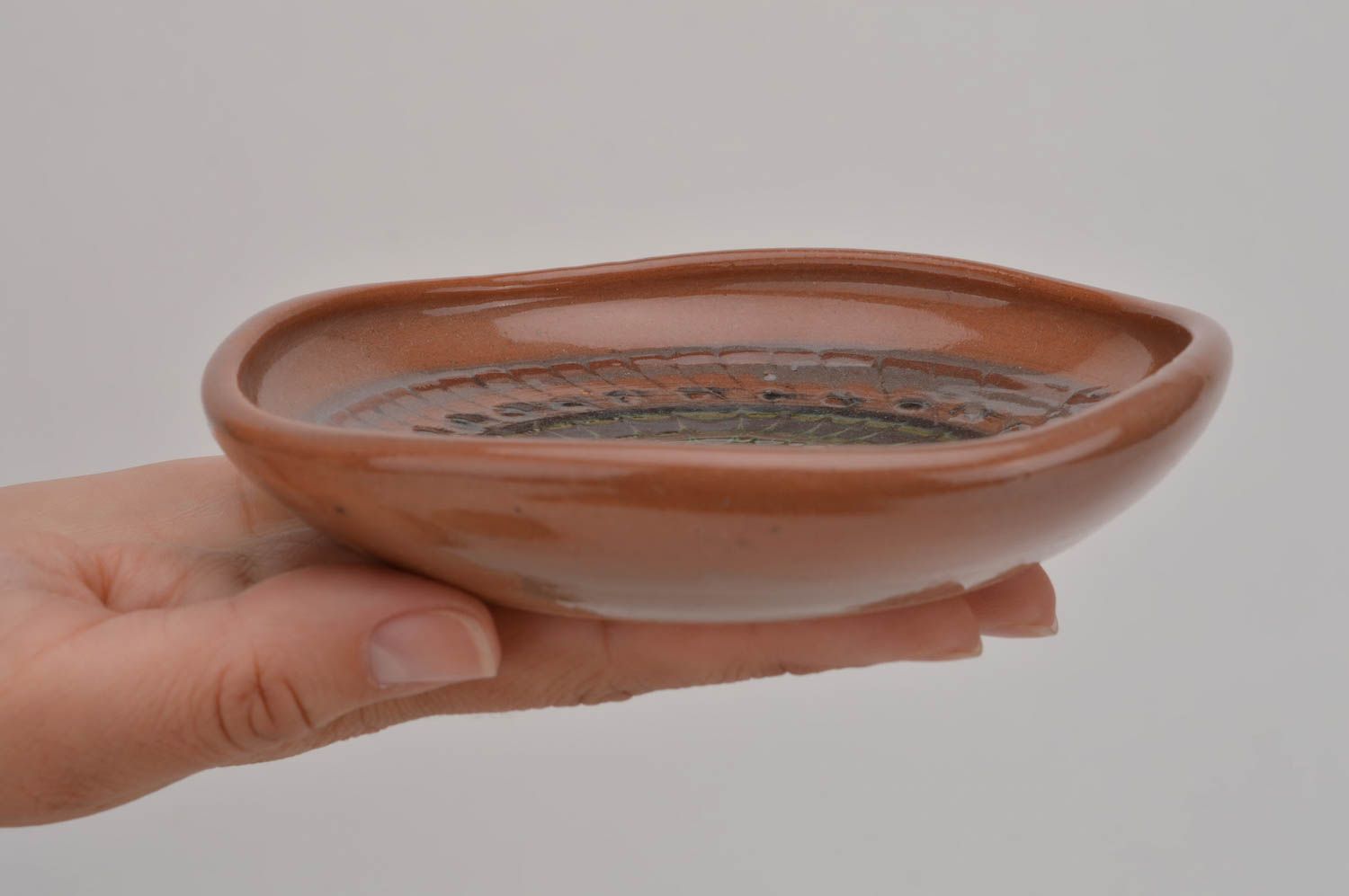 Plato artesanal modelado a mano de cerámica pintado con esmalte de tamaño medio foto 3