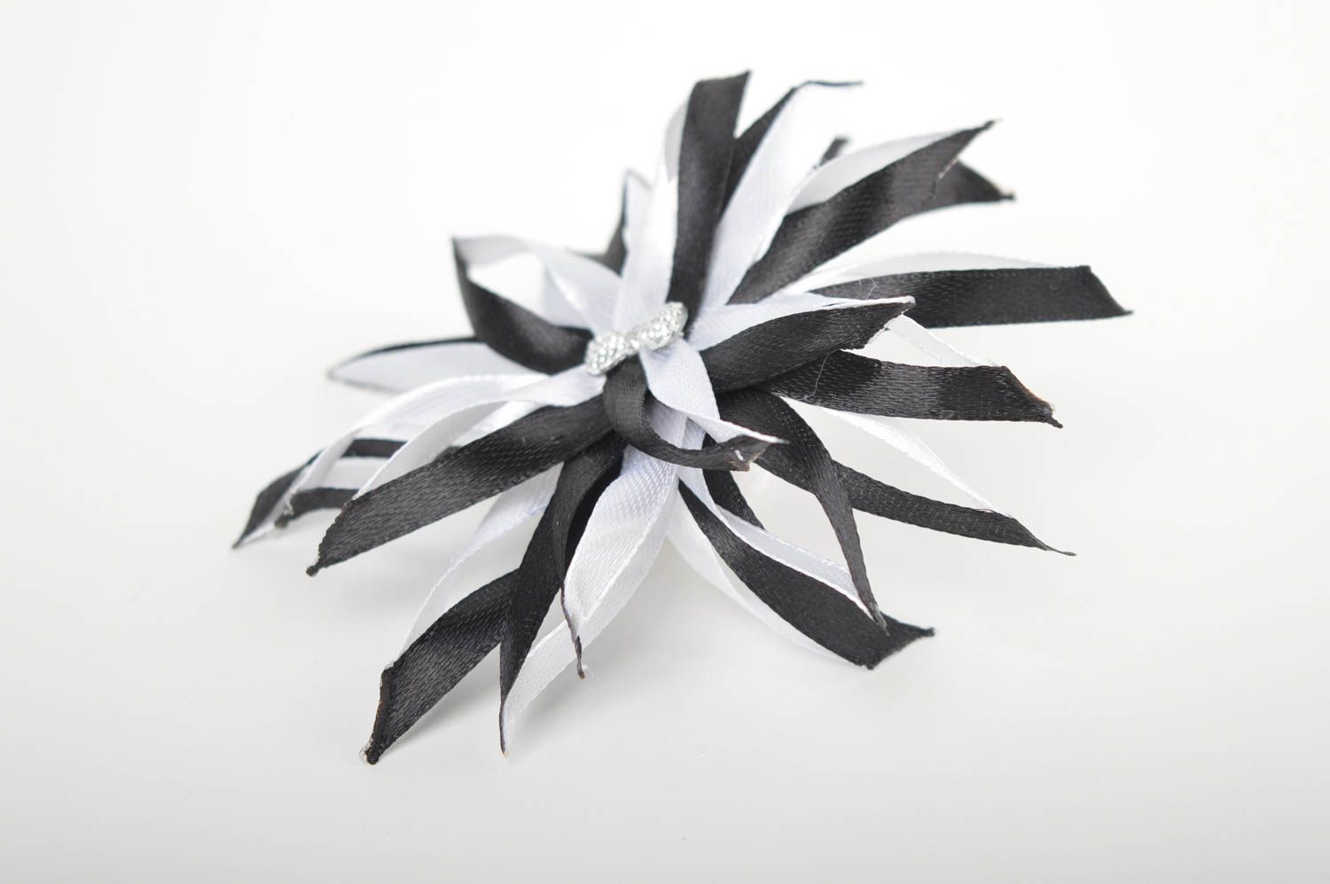 Детская резинка handmade аксессуар для волос резинка из лент черно-белый цветок фото 5