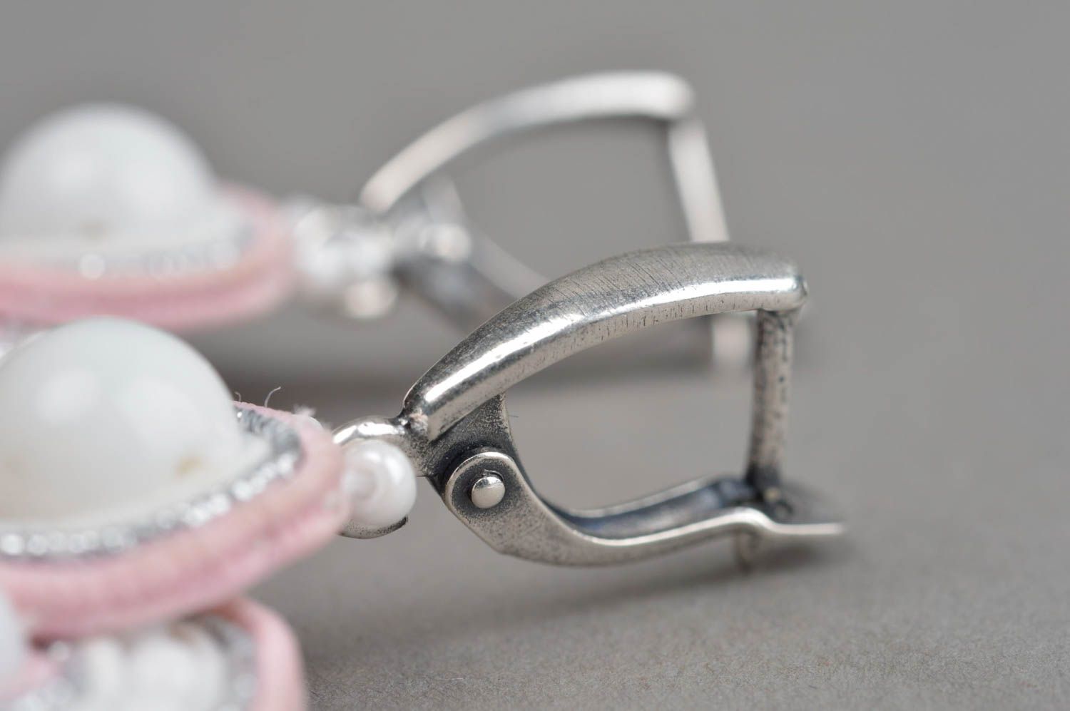 Boucles d'oreilles textiles blanc-rose soutache pendantes faites main Tendresse photo 4