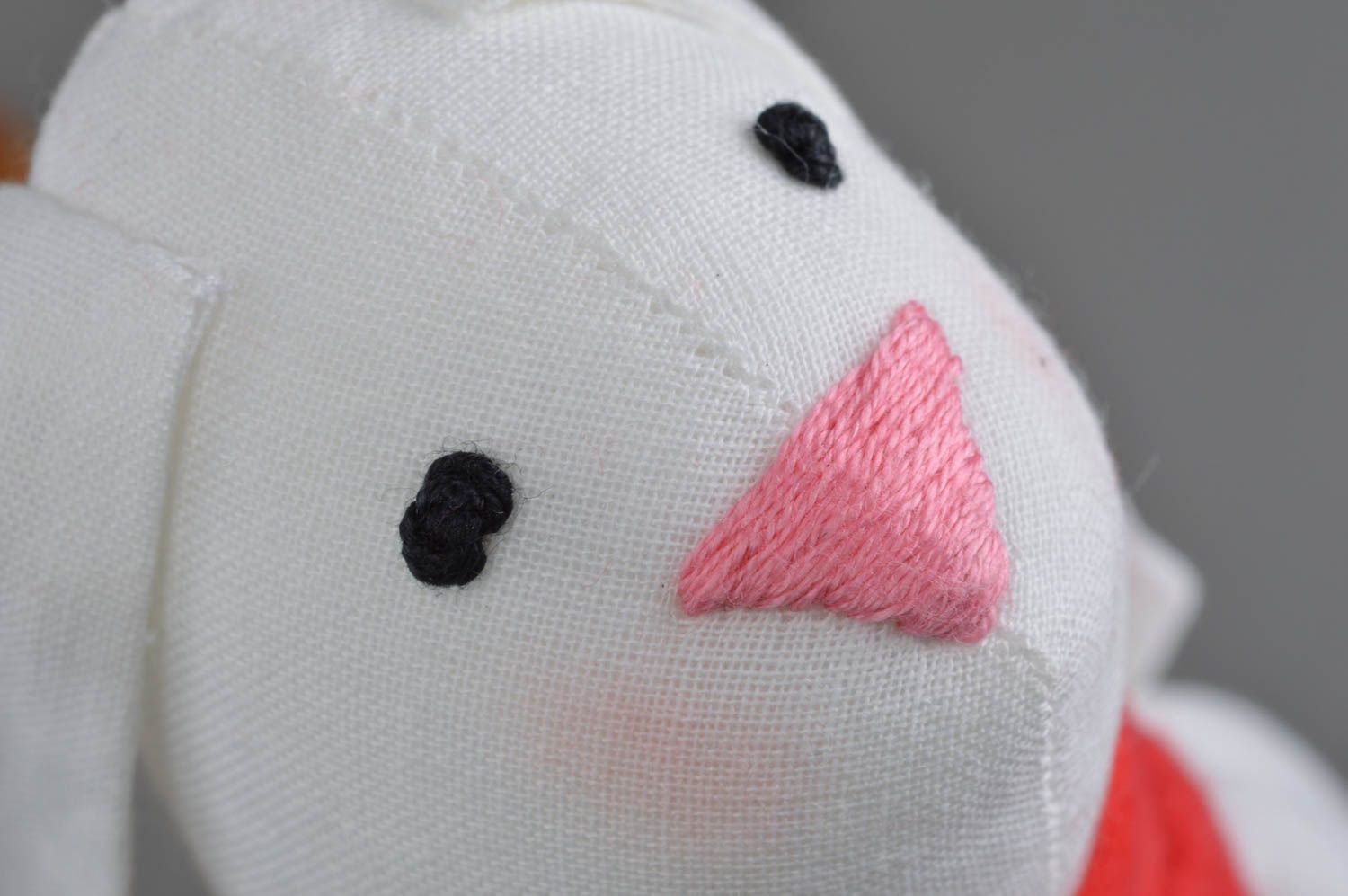 Мягкая игрушка ручной работы заяц белый с красным шарфом из льняной ткани фото 5