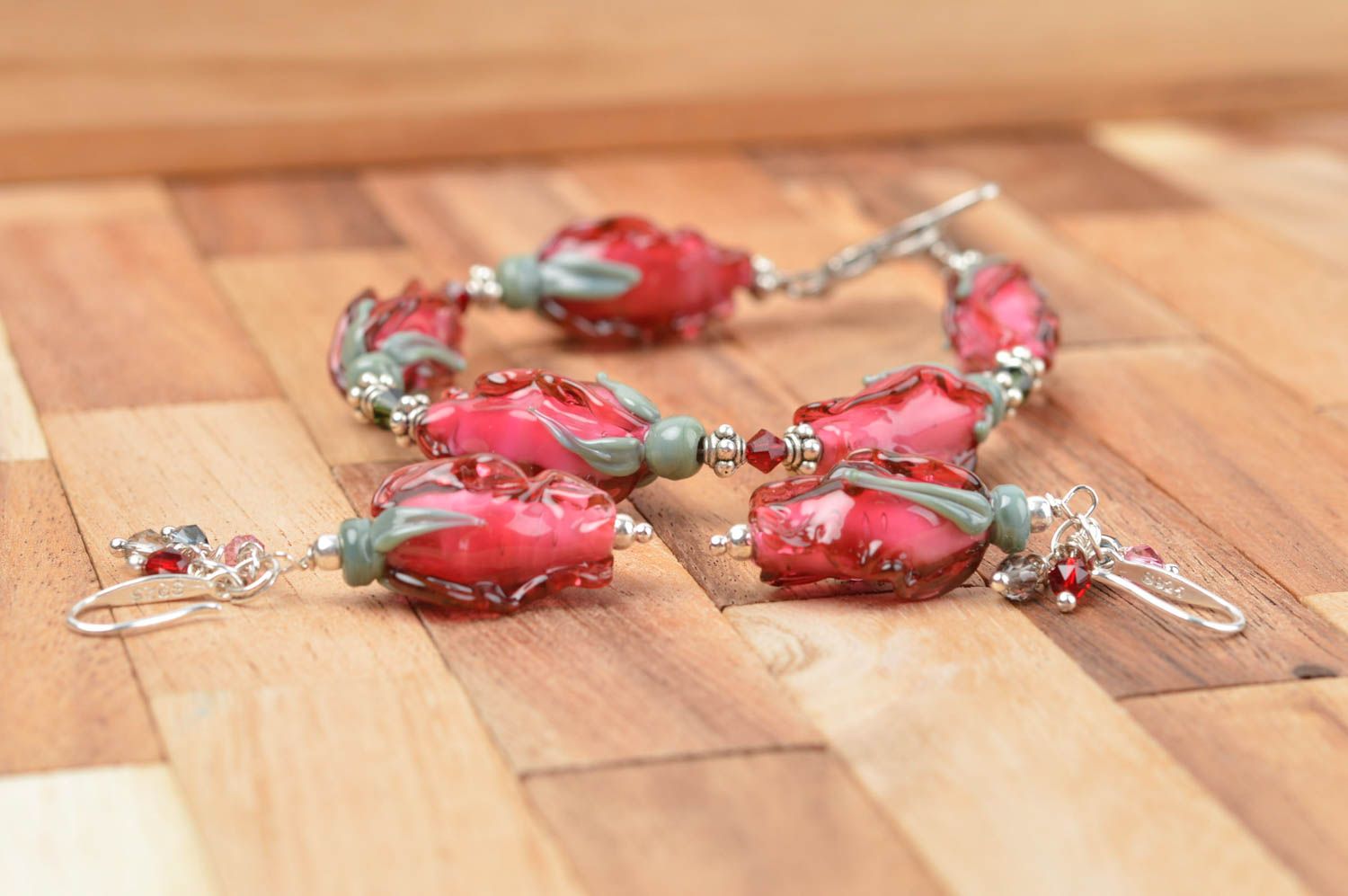 Украшения ручной работы женский браслет и стеклянные серьги бутоны роз фото 2
