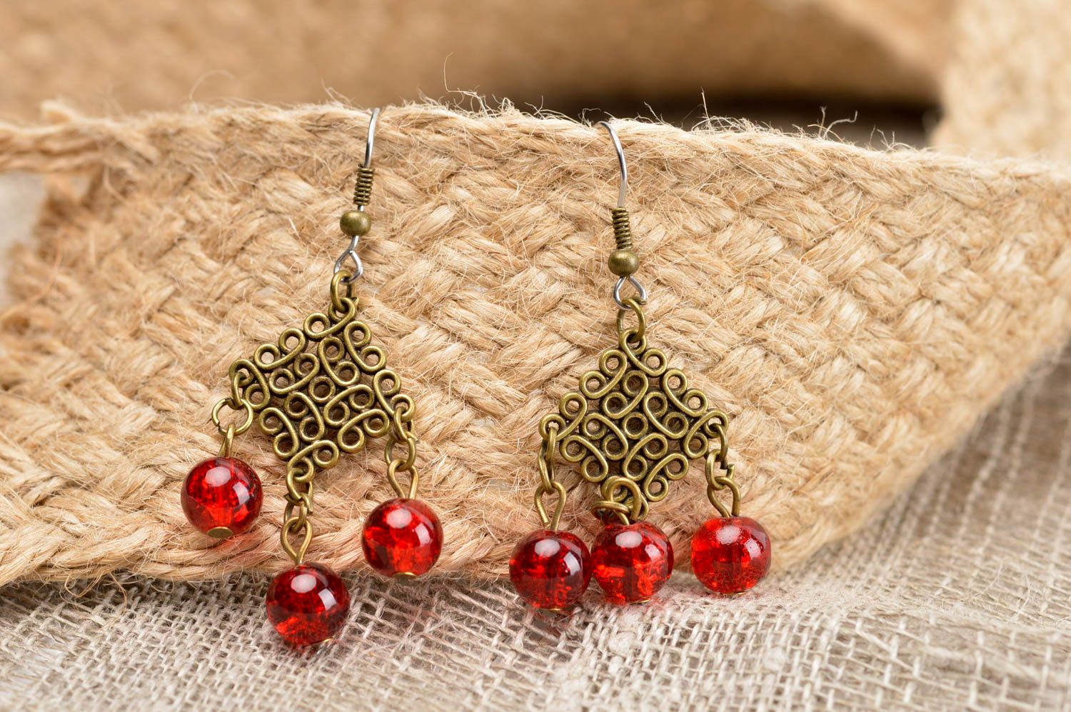 Boucles d'oreilles métal Bijou fait main avec perles rouges Cadeau pour femme photo 1