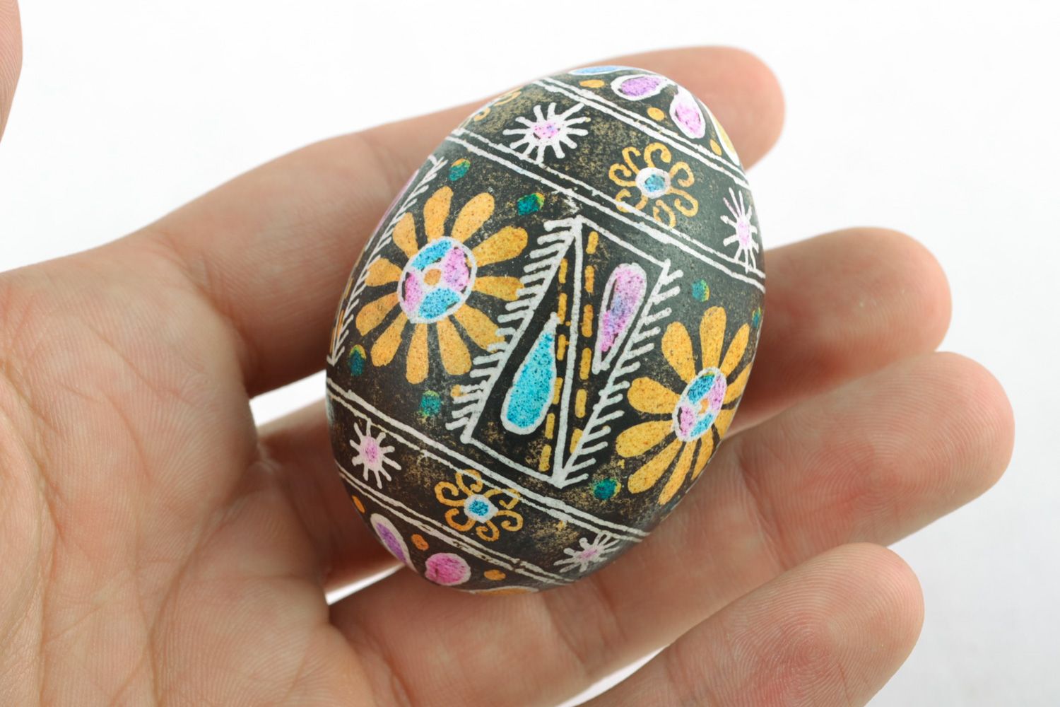Huevo de Pascua pintado a mano con cera  foto 2