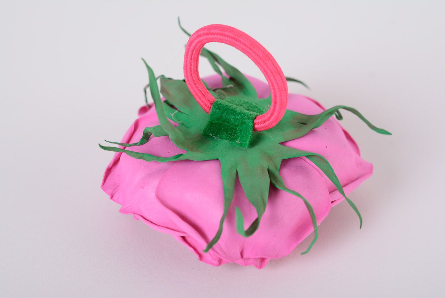 Резинка для волос из фоамирана в виде пышной розовой розы ручной работы фото 3