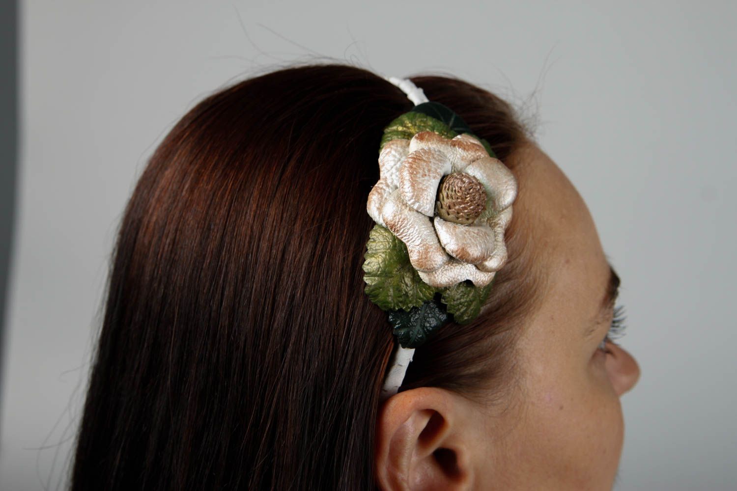 Serre-tête fleur fait main Accessoire cheveux blanc en cuir Cadeau pour femme photo 2