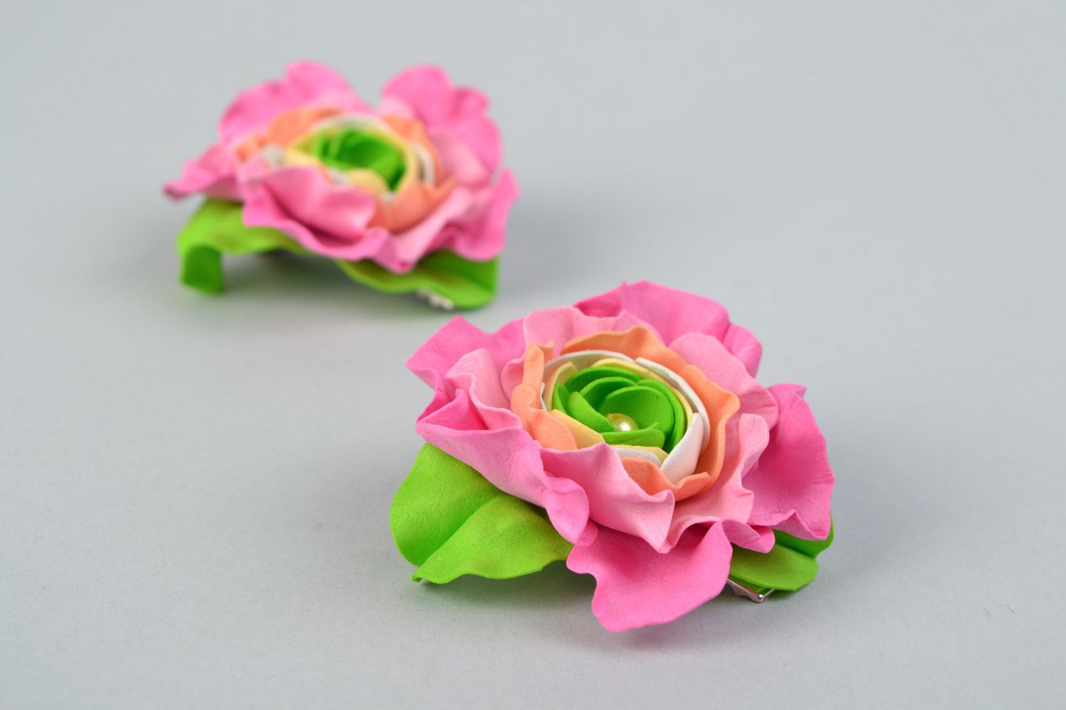Заколки из фоамирана набор 2 штуки ручной работы цветы розовые с зеленым красивые фото 1