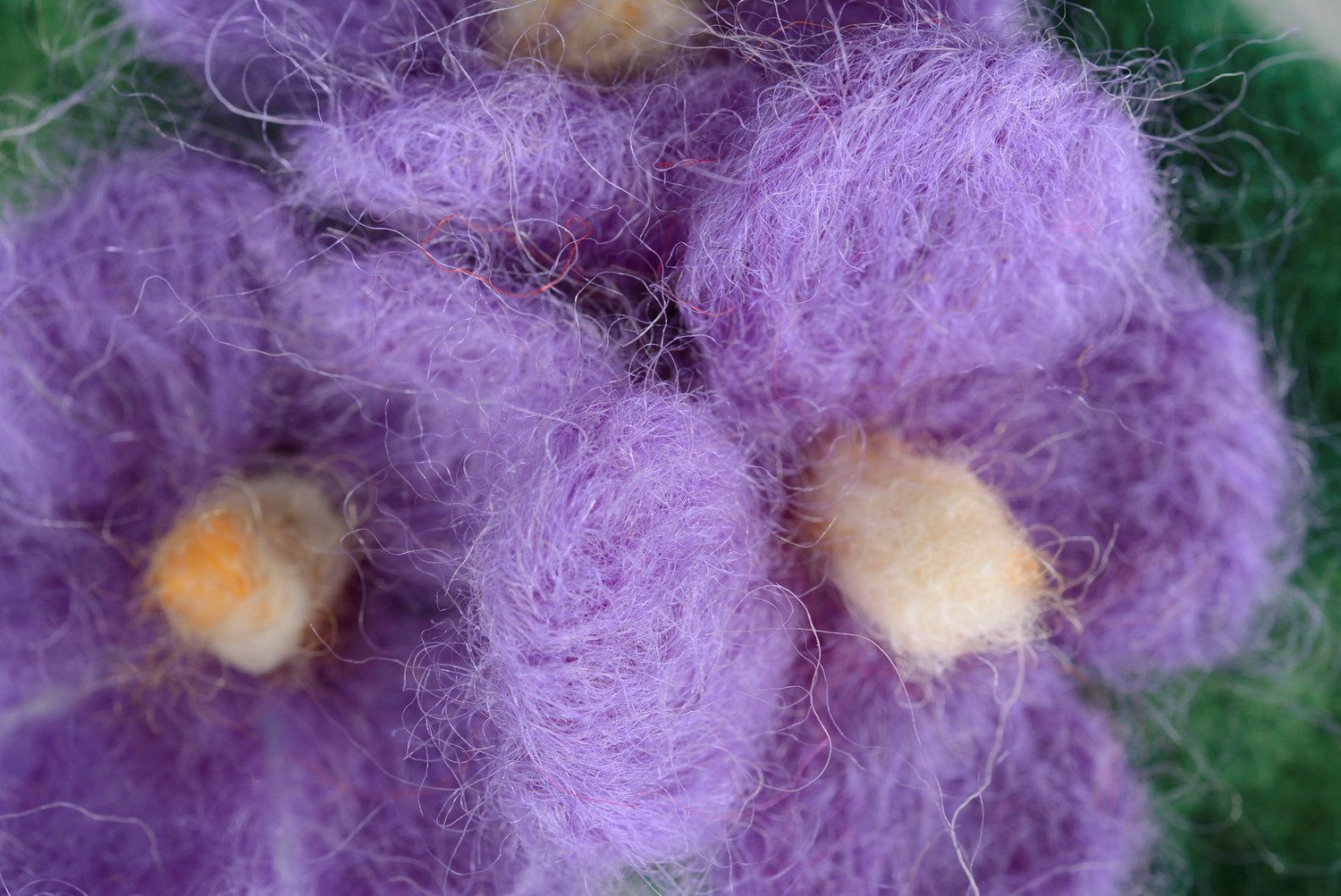 Broche originale en laine Fleurs violettes photo 2