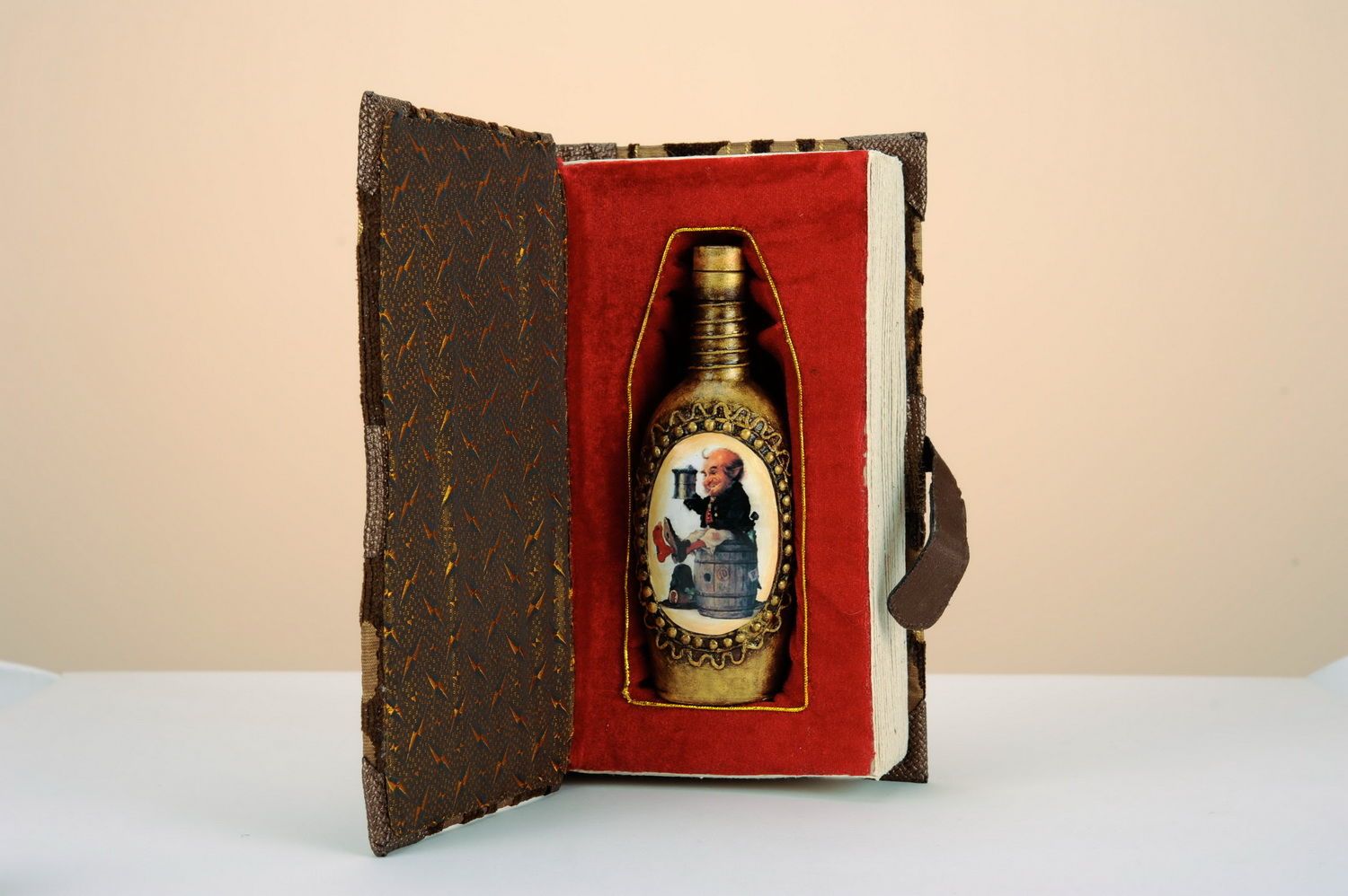 Boîte livre en carton artisanale avec bouteille  photo 1