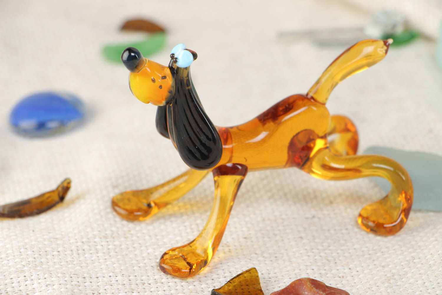 Figurine de chien jaune technique de travail du verre au chalumeau faite main photo 1