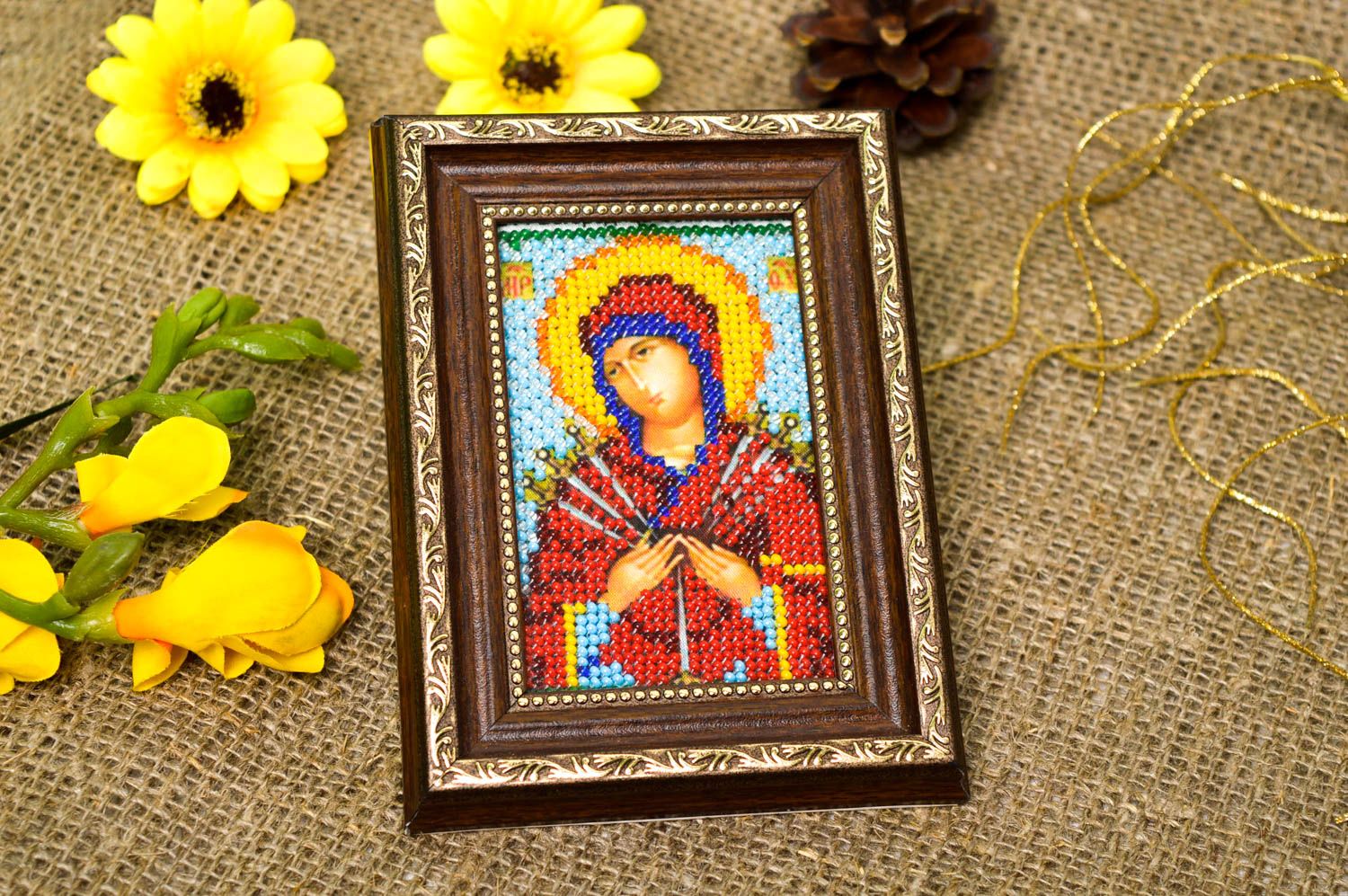 Icono ortodoxo artesanal con abalorios arte religioso decoración de interior foto 1