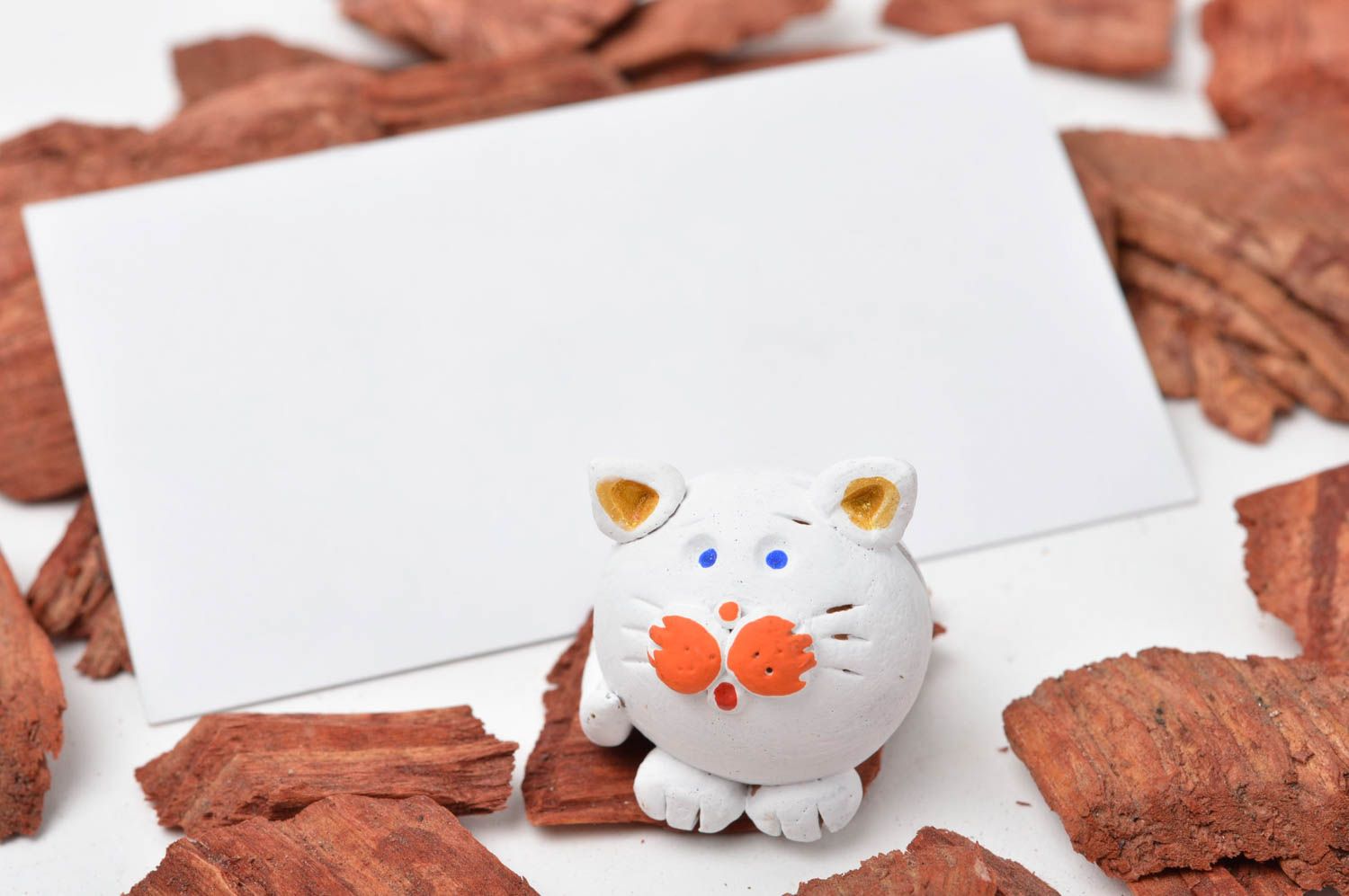Визитница ручной работы керамический декор настольная подставка Белый кот фото 1