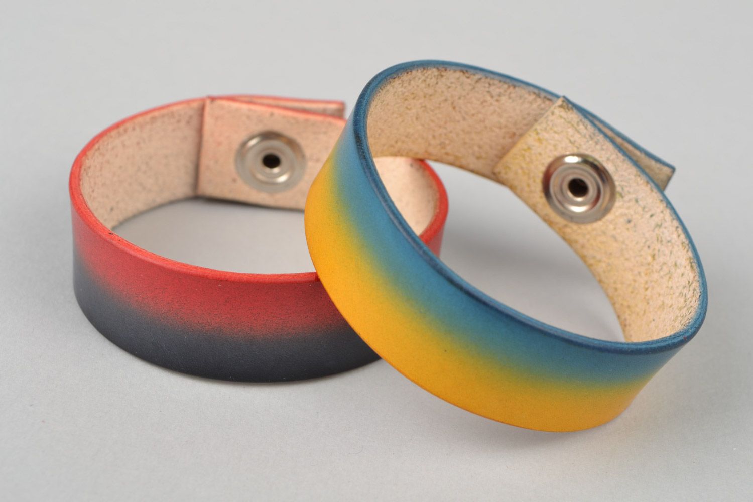 Handgemachte Armbänder aus Leder Set von 2 Stücken buntfarbig originell wunderbar foto 1