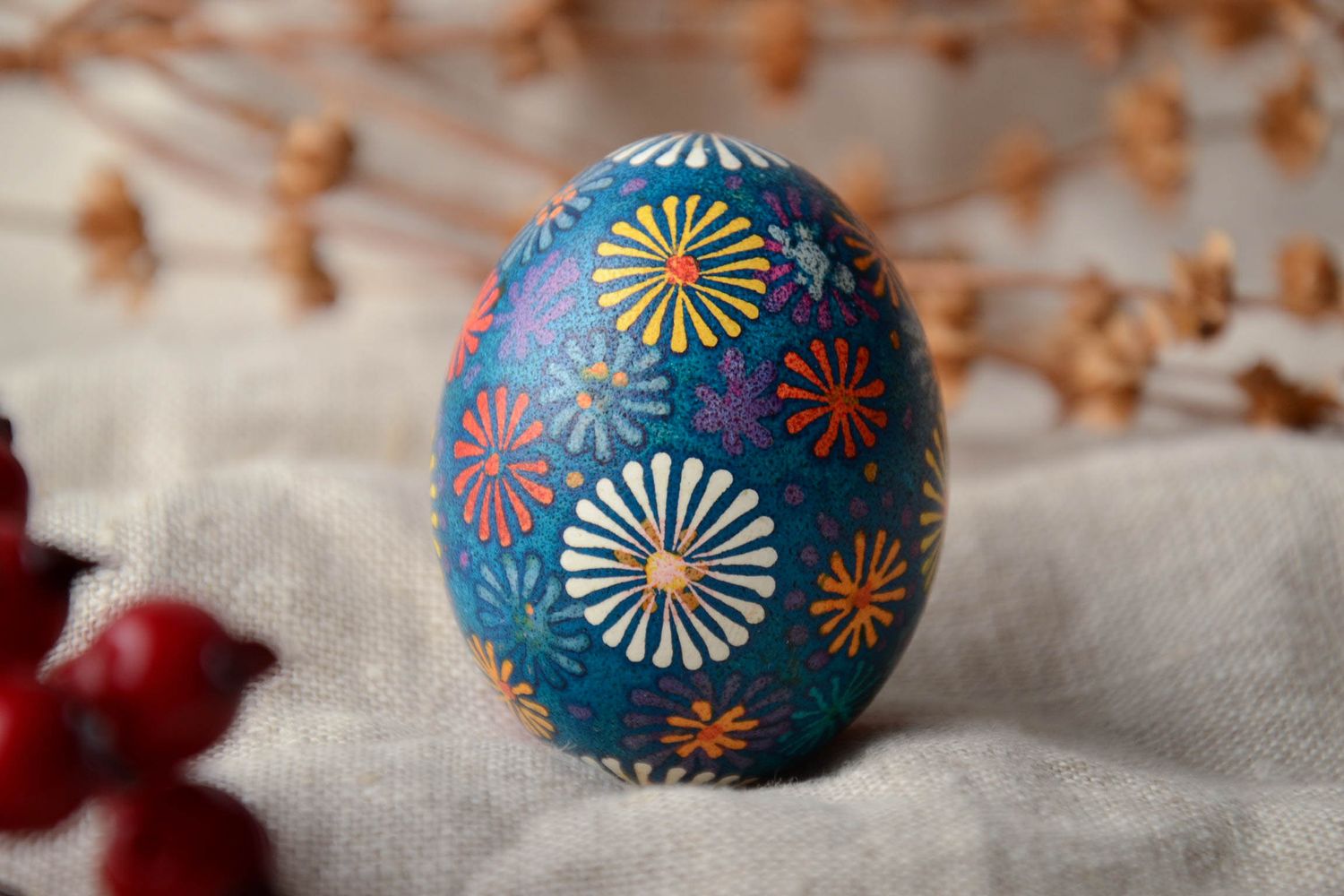 Huevo de Pascua hecho a mano en estilo de lemky foto 1