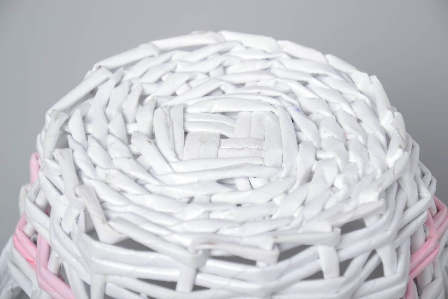 Плетеная вазочка для конфет из бумажной лозы белая ажурная красивая хэнд мейд фото 4