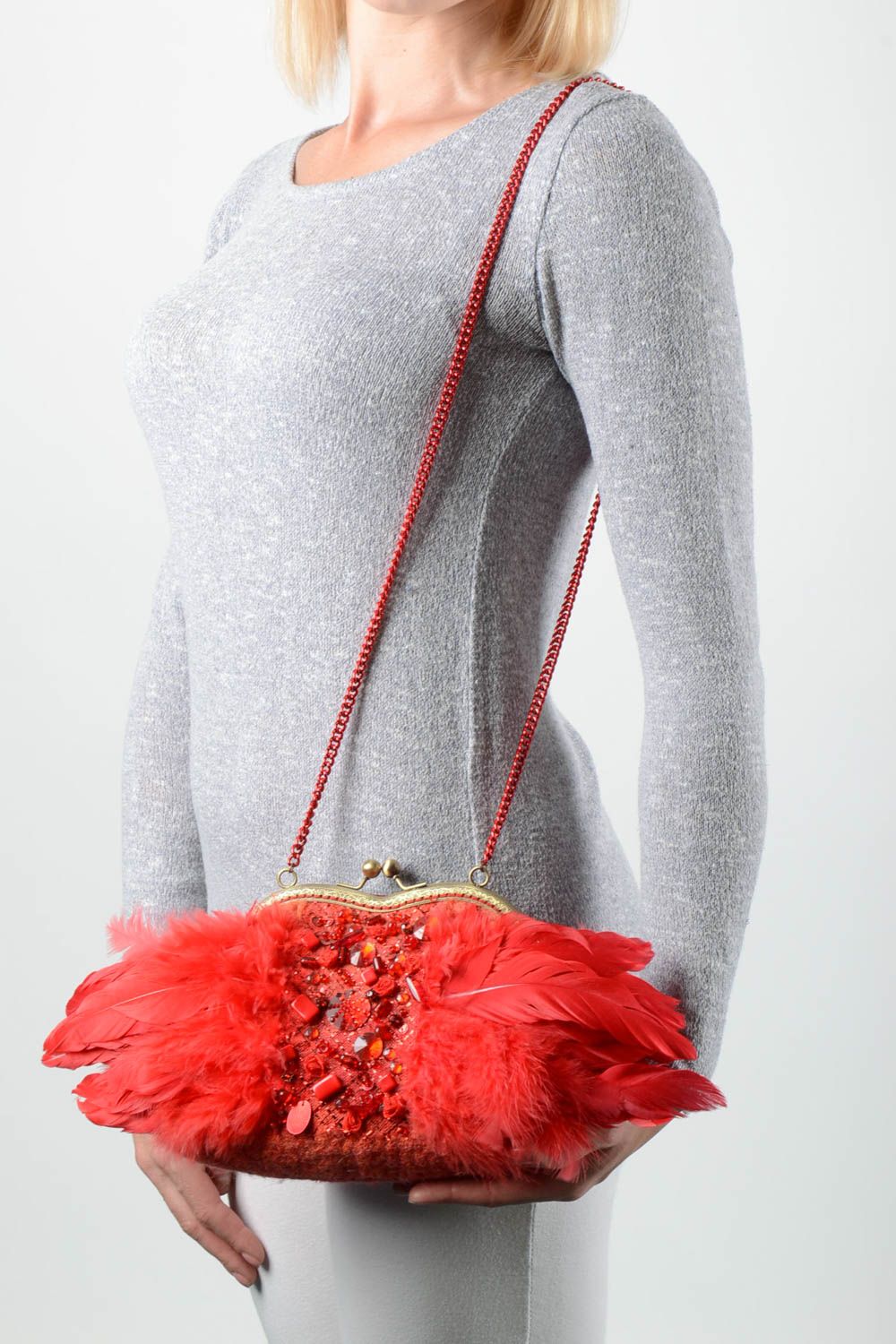 Sac clutch fait main Pochette femme rouge en laine avec plumes Accessoire femme photo 1