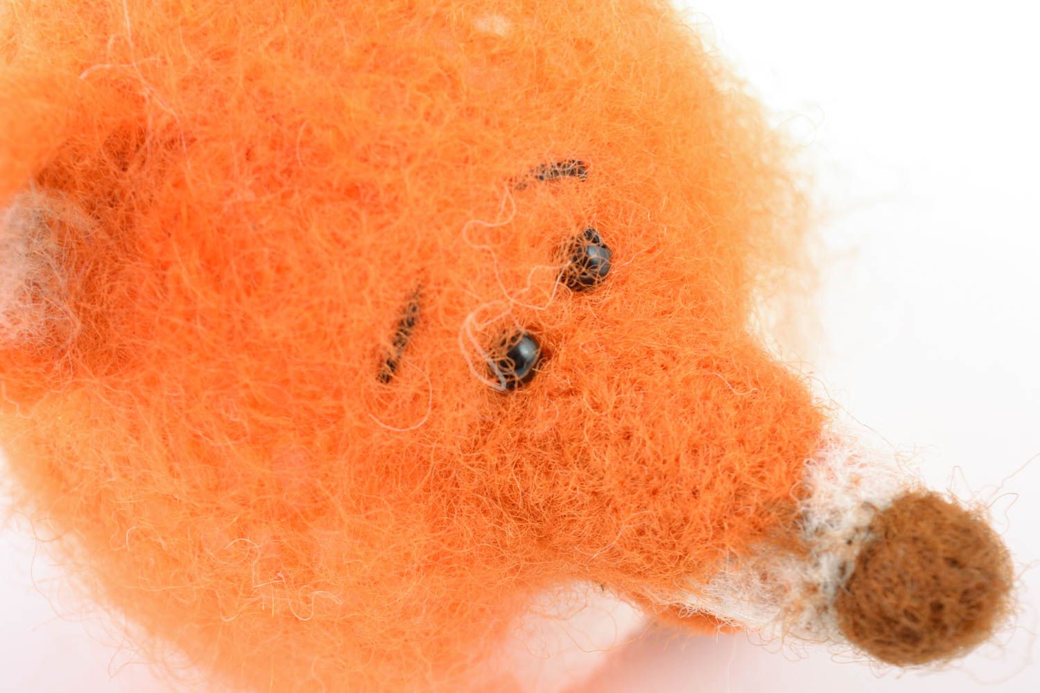 Juguetes de peluche tejidos artesanales de lana con forma de zorros anaranjados foto 3