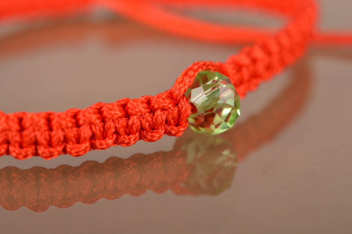 Красный простой плетеный браслет на руку из вощеной нити ручной работы фото 3
