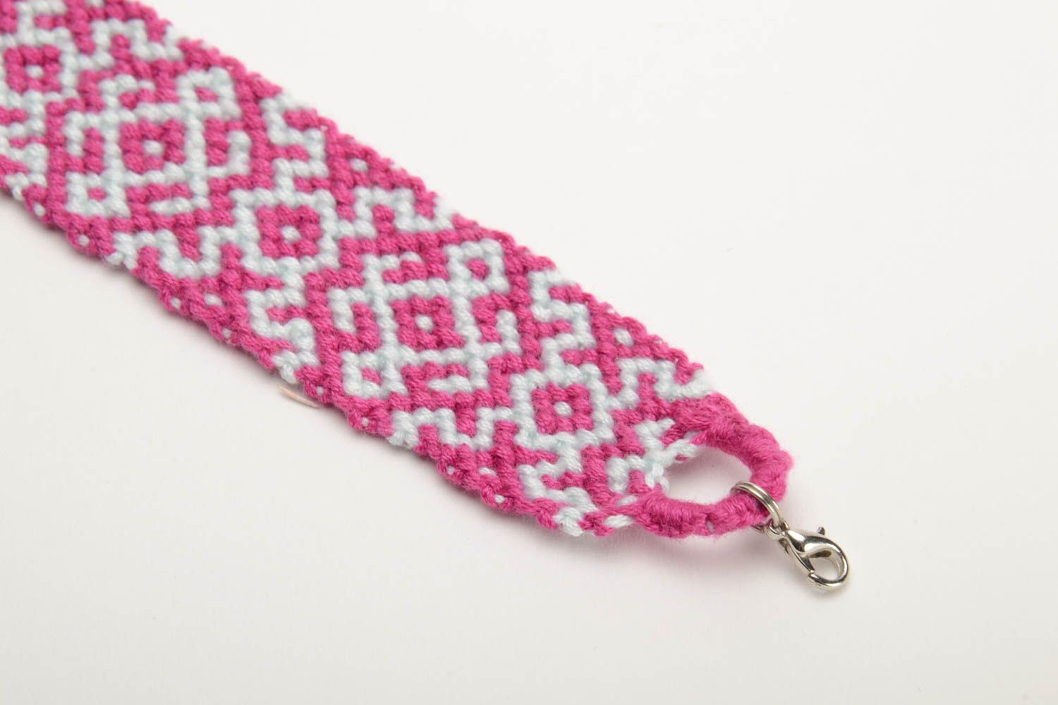 Плетеный браслет из ниток мулине ручной работы широкий красивый розово-белый фото 2