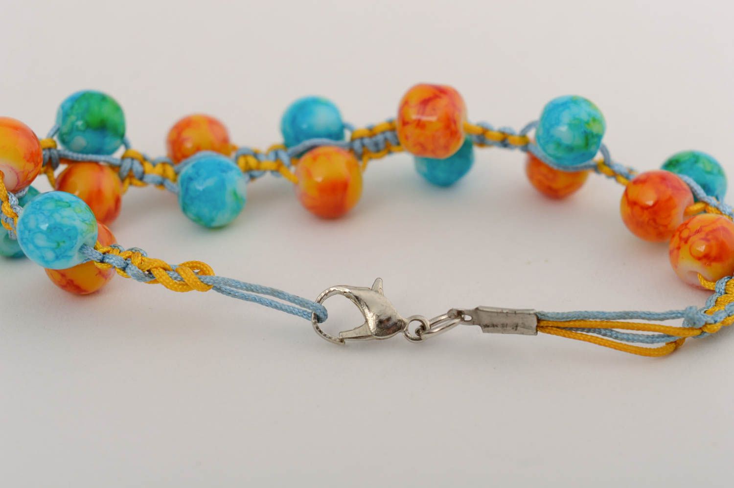 Bracelet en perles de verre bleu orange technique de macramé fait main photo 3
