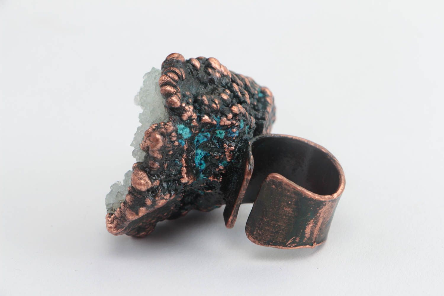 Handmade massive stylish copper jewelry ring with natural mountain crystal glass photo 4