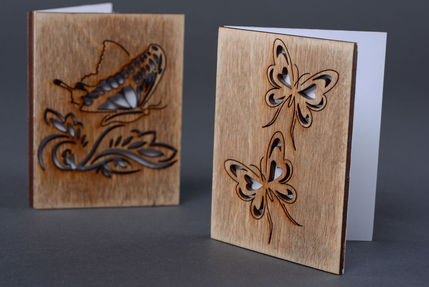 Belle carte de voeux en bois faite main avec gravure et papillons découpés photo 5