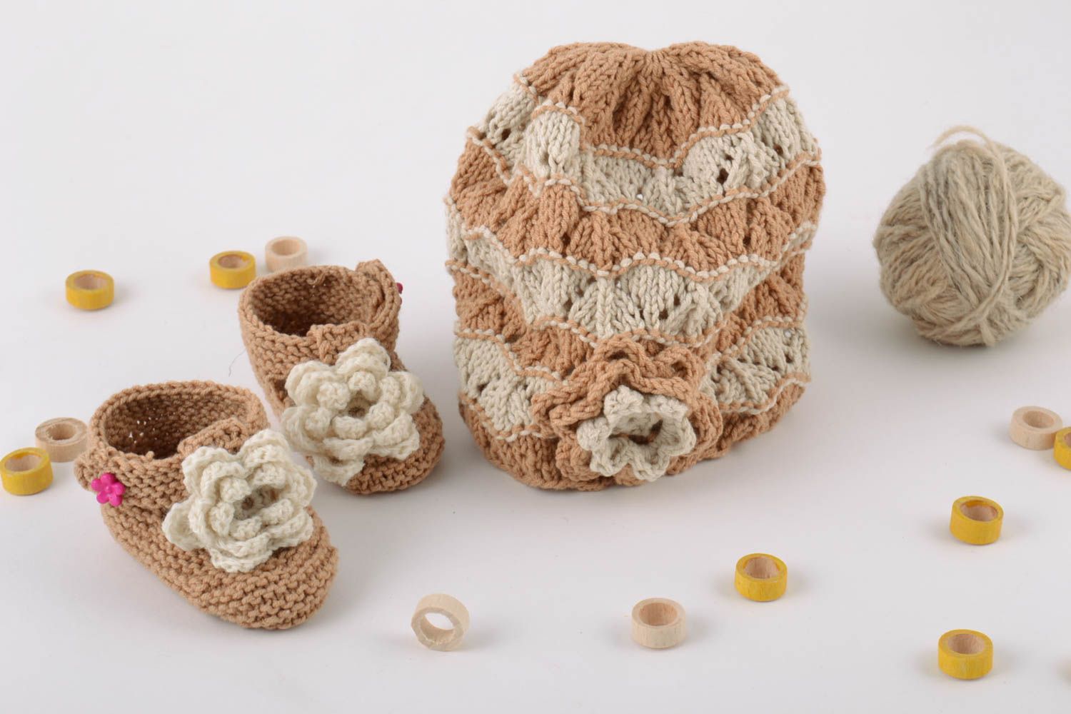 Ensemble de tricot pour bébé chaussons et bonnet bruns avec fleurs fait main  photo 1