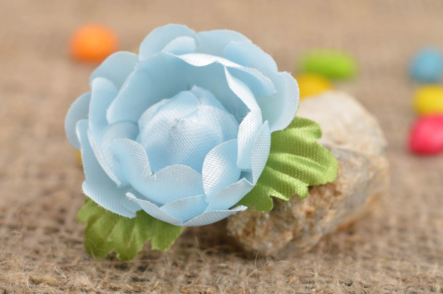 Pince à cheveux fleur bleu clair en tissu originale belle faite main pour fille photo 1