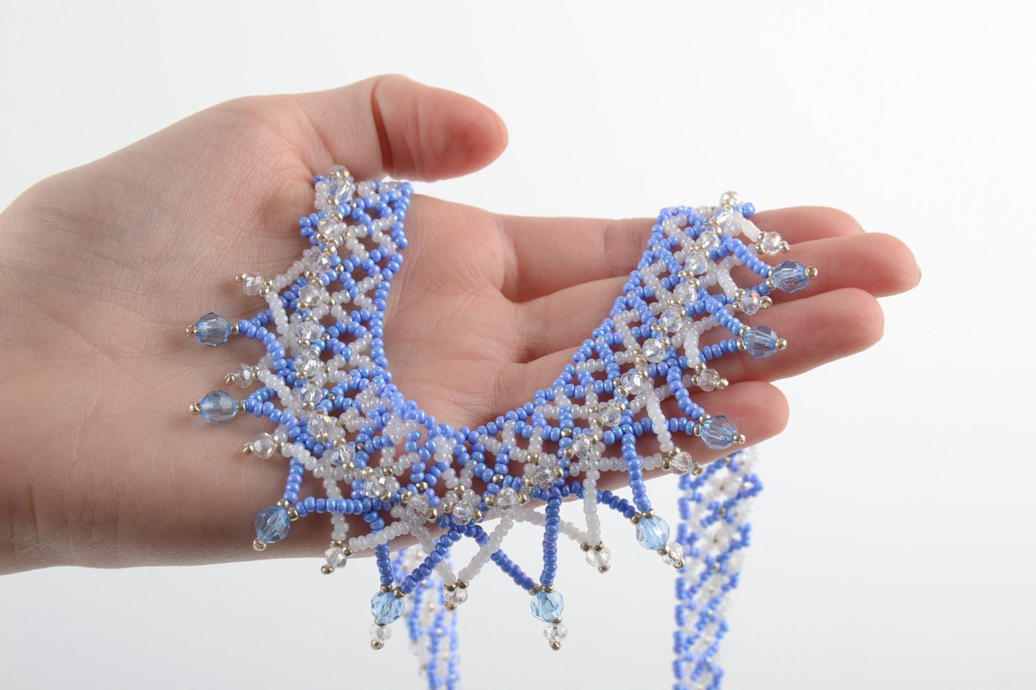 Joli collier de perles de rocaille avec pendeloques bleu clair fait main photo 4