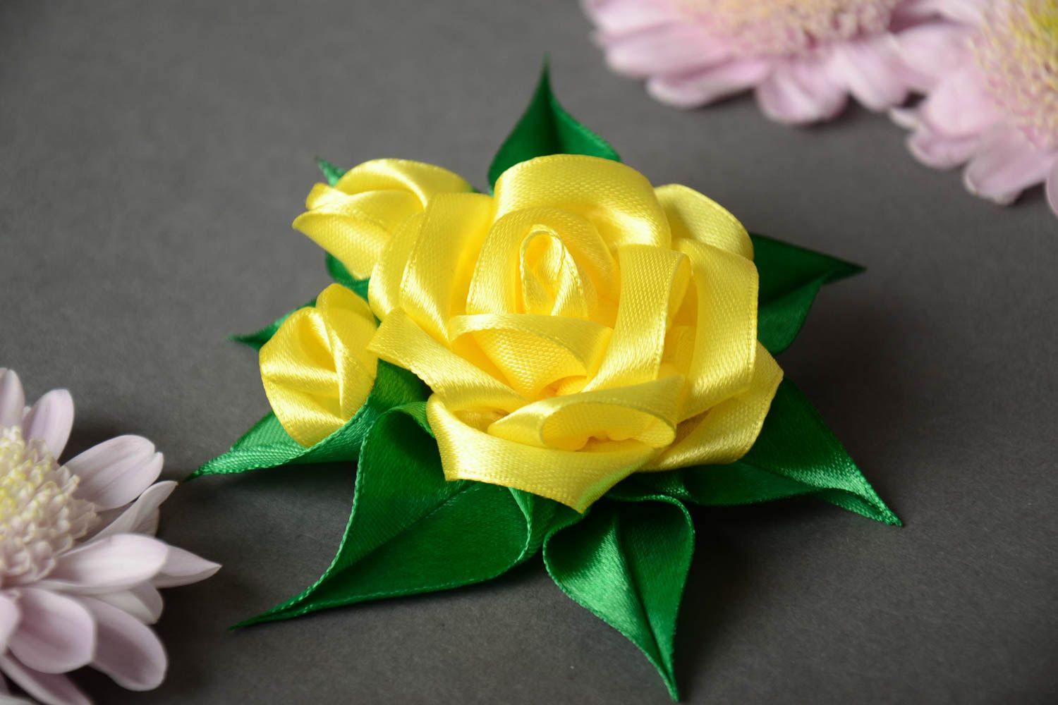 Gelbe schöne originelle handgemachte Brosche Blume in Kanzashi Technik foto 1