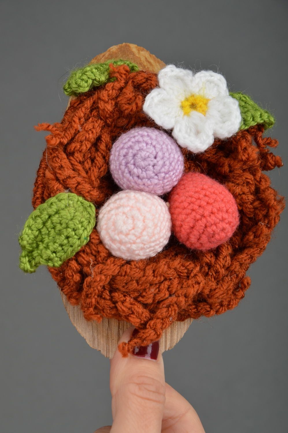 Gehäkelte Osterdeko handmade Nest mit Eiern und Blumen auf Holzbasis originell foto 3